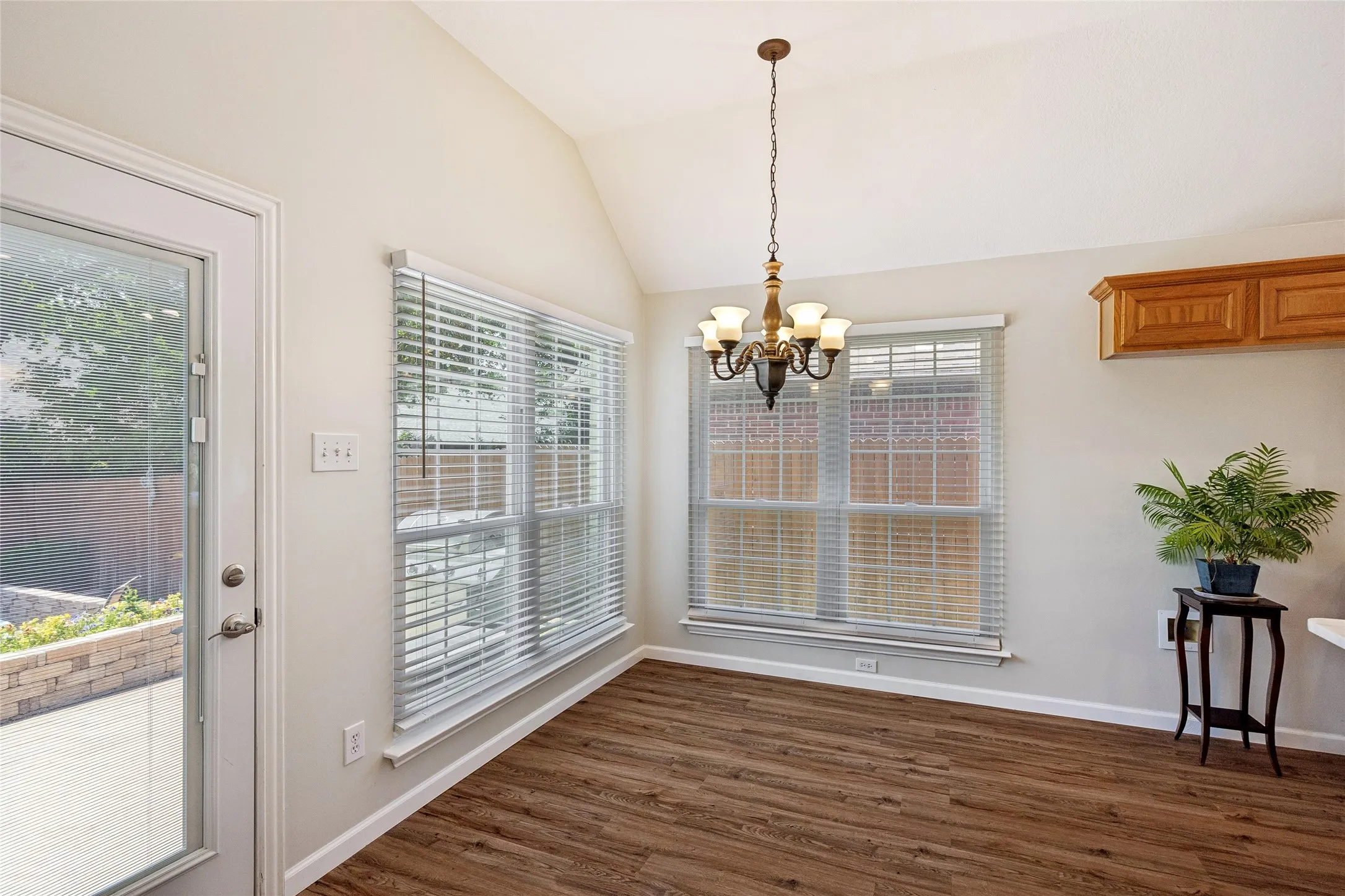 Single Family Residence For Sale in Tarrant County , 3516 Stone Creek Court, Fort Worth, Texas 76137, 3 Bedroom, 2 Bathroom, 2 Garage spaces, 2,004 Sqft, built in 1995, mls#21287487, Real Estate Agent in Fort Worth, Homes For Sale in Tarrant county, Homes For Sale in Fort Worth, Realtor in Fort Worth Texas, Real Estate Brokerage Independent Realty Texas, Luminita Cordes Realtor