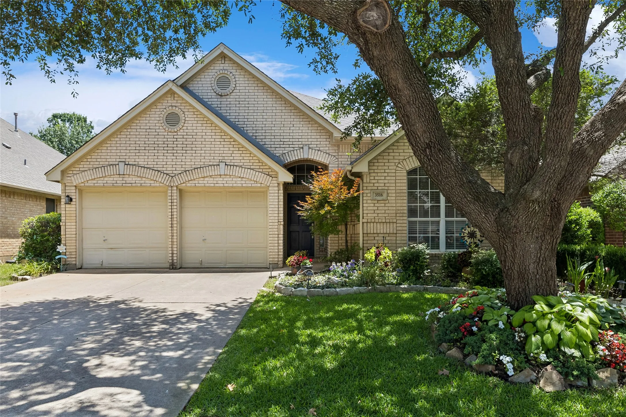 Single Family Residence For Sale in Tarrant County , 3516 Stone Creek Court, Fort Worth, Texas 76137, 3 Bedroom, 2 Bathroom, 2 Garage spaces, 2,004 Sqft, built in 1995, mls#21287487, Real Estate Agent in Fort Worth, Homes For Sale in Tarrant county, Homes For Sale in Fort Worth, Realtor in Fort Worth Texas, Real Estate Brokerage Independent Realty Texas, Luminita Cordes Realtor
