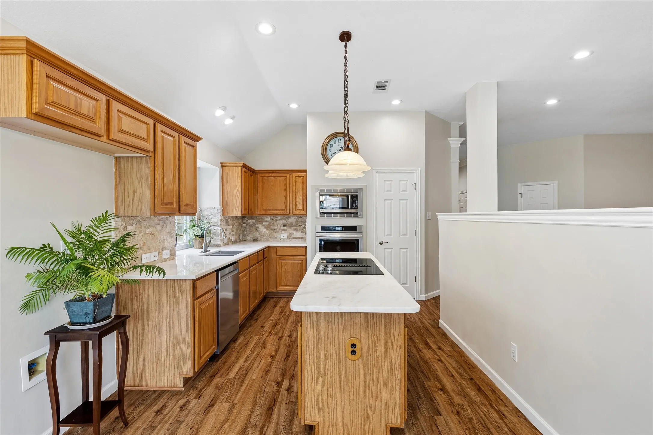 Single Family Residence For Sale in Tarrant County , 3516 Stone Creek Court, Fort Worth, Texas 76137, 3 Bedroom, 2 Bathroom, 2 Garage spaces, 2,004 Sqft, built in 1995, mls#21287487, Real Estate Agent in Fort Worth, Homes For Sale in Tarrant county, Homes For Sale in Fort Worth, Realtor in Fort Worth Texas, Real Estate Brokerage Independent Realty Texas, Luminita Cordes Realtor