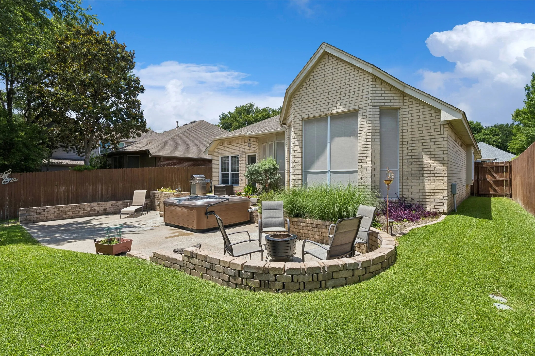 Single Family Residence For Sale in Tarrant County , 3516 Stone Creek Court, Fort Worth, Texas 76137, 3 Bedroom, 2 Bathroom, 2 Garage spaces, 2,004 Sqft, built in 1995, mls#21287487, Real Estate Agent in Fort Worth, Homes For Sale in Tarrant county, Homes For Sale in Fort Worth, Realtor in Fort Worth Texas, Real Estate Brokerage Independent Realty Texas, Luminita Cordes Realtor