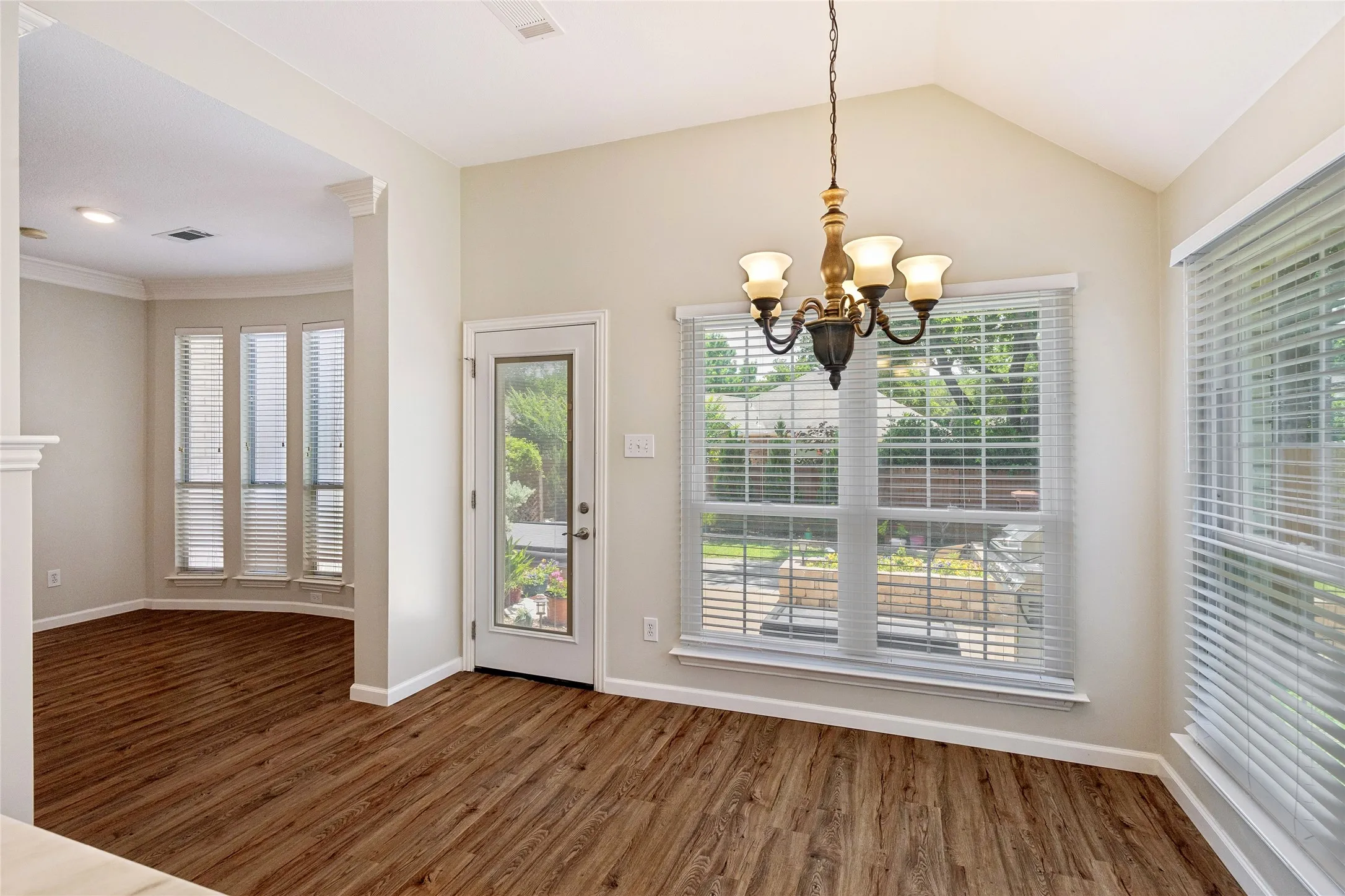 Single Family Residence For Sale in Tarrant County , 3516 Stone Creek Court, Fort Worth, Texas 76137, 3 Bedroom, 2 Bathroom, 2 Garage spaces, 2,004 Sqft, built in 1995, mls#21287487, Real Estate Agent in Fort Worth, Homes For Sale in Tarrant county, Homes For Sale in Fort Worth, Realtor in Fort Worth Texas, Real Estate Brokerage Independent Realty Texas, Luminita Cordes Realtor