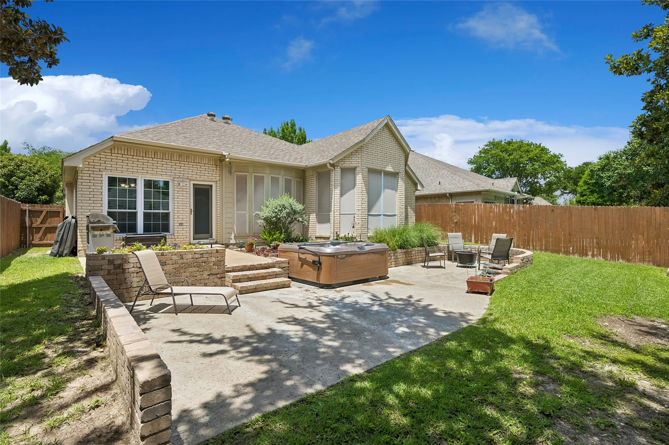 Single Family Residence For Sale in Tarrant County , 3516 Stone Creek Court, Fort Worth, Texas 76137, 3 Bedroom, 2 Bathroom, 2 Garage spaces, 2,004 Sqft, built in 1995, mls#21287487, Real Estate Agent in Fort Worth, Homes For Sale in Tarrant county, Homes For Sale in Fort Worth, Realtor in Fort Worth Texas, Real Estate Brokerage Independent Realty Texas, Luminita Cordes Realtor