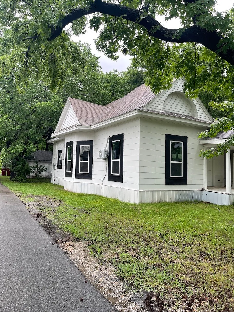 Single Family Residence For Sale in Fannin County , 320 W 6th Street, Bonham, Texas 75418, 5 Bedroom, 2 Bathroom, 1 Garage spaces, 1,495 Sqft, built in 1880, mls#21287806, Real Estate Agent in Bonham, Homes For Sale in Fannin county, Homes For Sale in Bonham, Realtor in Bonham Texas, Real Estate Brokerage Independent Realty Texas, Luminita Cordes Realtor