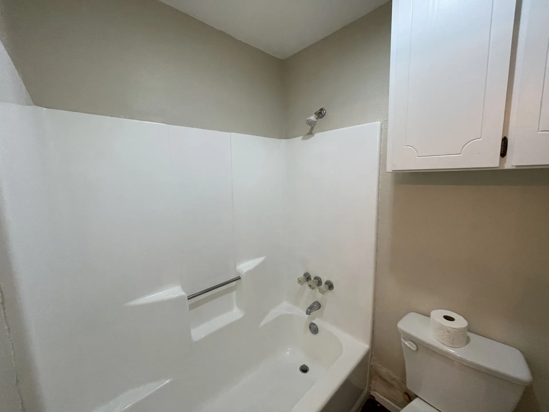 White tub/shower combination with integrated shelving
