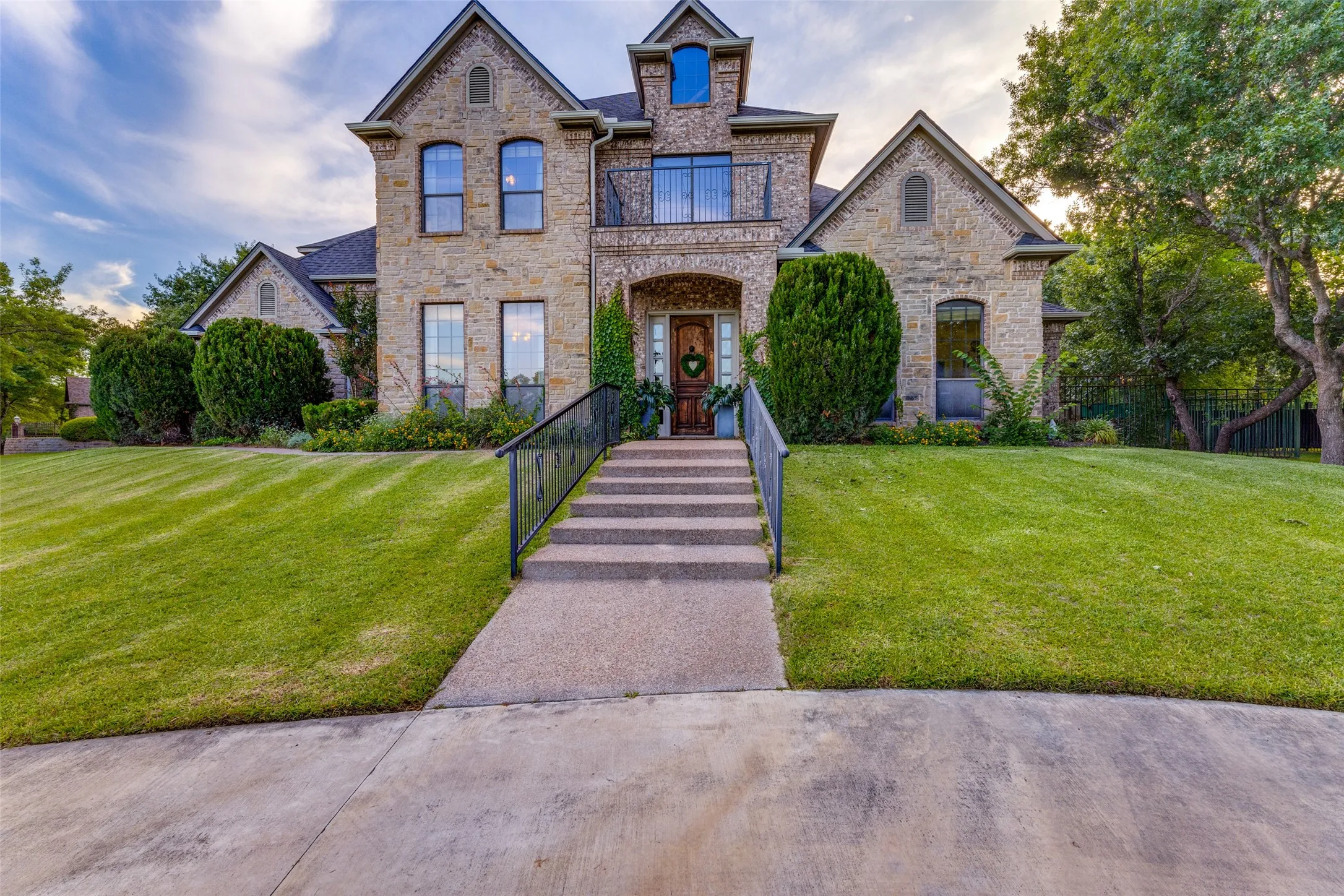 Single Family Residence For Sale in Parker County , 114 Southwest Drive, Aledo, Texas 76008, 4 Bedroom, 4 Bathroom, 3 Garage spaces, 3,492 Sqft, built in 2003, mls#21285638, Real Estate Agent in Aledo, Homes For Sale in Parker county, Homes For Sale in Aledo, Realtor in Aledo Texas, Real Estate Brokerage Independent Realty Texas, Luminita Cordes Realtor