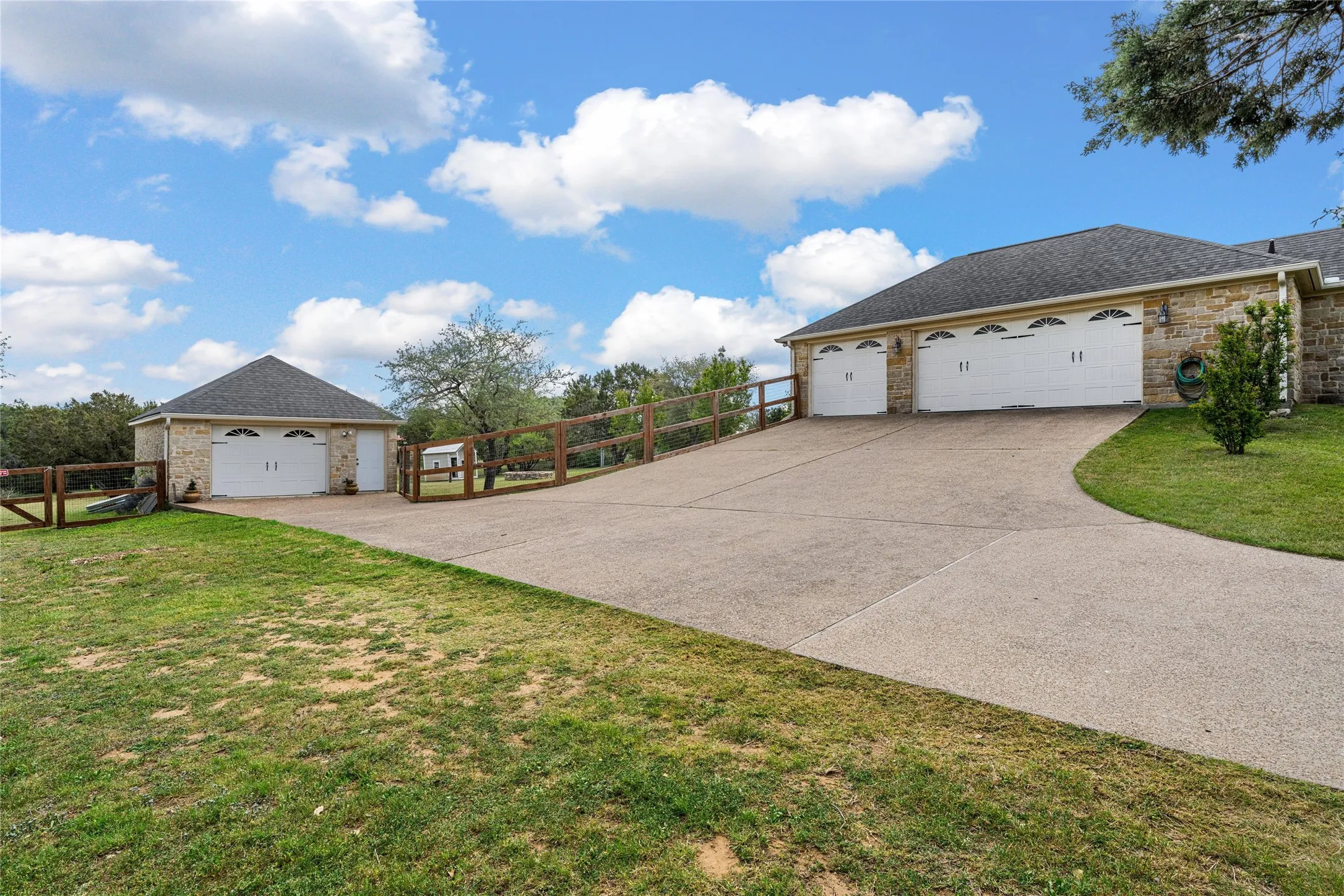 Single Family Residence For Sale in Mc Lennan County , 230 Hali Brooke Drive, China Spring, Texas 76633, 4 Bedroom, 4 Bathroom, 3 Garage spaces, 2,716 Sqft, built in 2006, mls#21287637, Real Estate Agent in China Spring, Homes For Sale in Mc Lennan county, Homes For Sale in China Spring, Realtor in China Spring Texas, Real Estate Brokerage Independent Realty Texas, Luminita Cordes Realtor