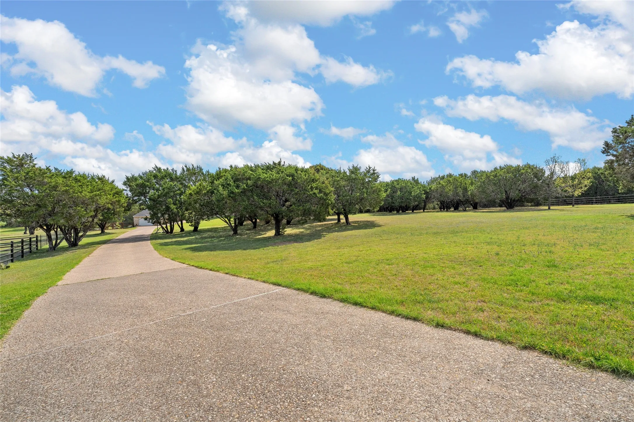 Single Family Residence For Sale in Mc Lennan County , 230 Hali Brooke Drive, China Spring, Texas 76633, 4 Bedroom, 4 Bathroom, 3 Garage spaces, 2,716 Sqft, built in 2006, mls#21287637, Real Estate Agent in China Spring, Homes For Sale in Mc Lennan county, Homes For Sale in China Spring, Realtor in China Spring Texas, Real Estate Brokerage Independent Realty Texas, Luminita Cordes Realtor