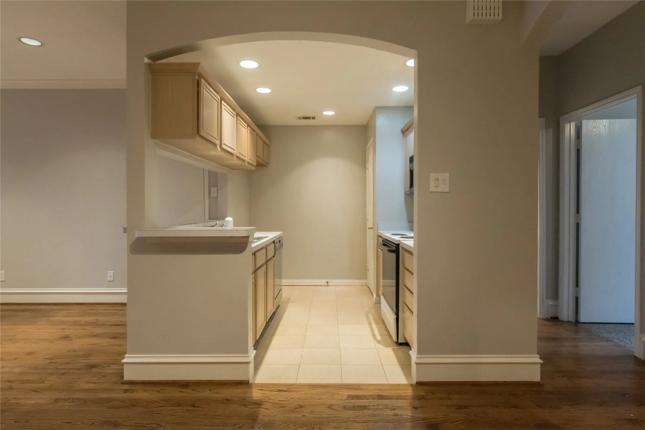 Townhouse For Rent in Dallas County , 3904 Brandon Park Drive, Garland, Texas 75044, 3 Bedroom, 3 Bathroom, Garage spaces, 1,535 Sqft, built in 1999, mls#21287795, Real Estate Agent in Garland, Homes For Rent in Dallas county, Homes For Rent in Garland, Realtor in Garland Texas, Real Estate Brokerage Independent Realty Texas, Luminita Cordes Realtor