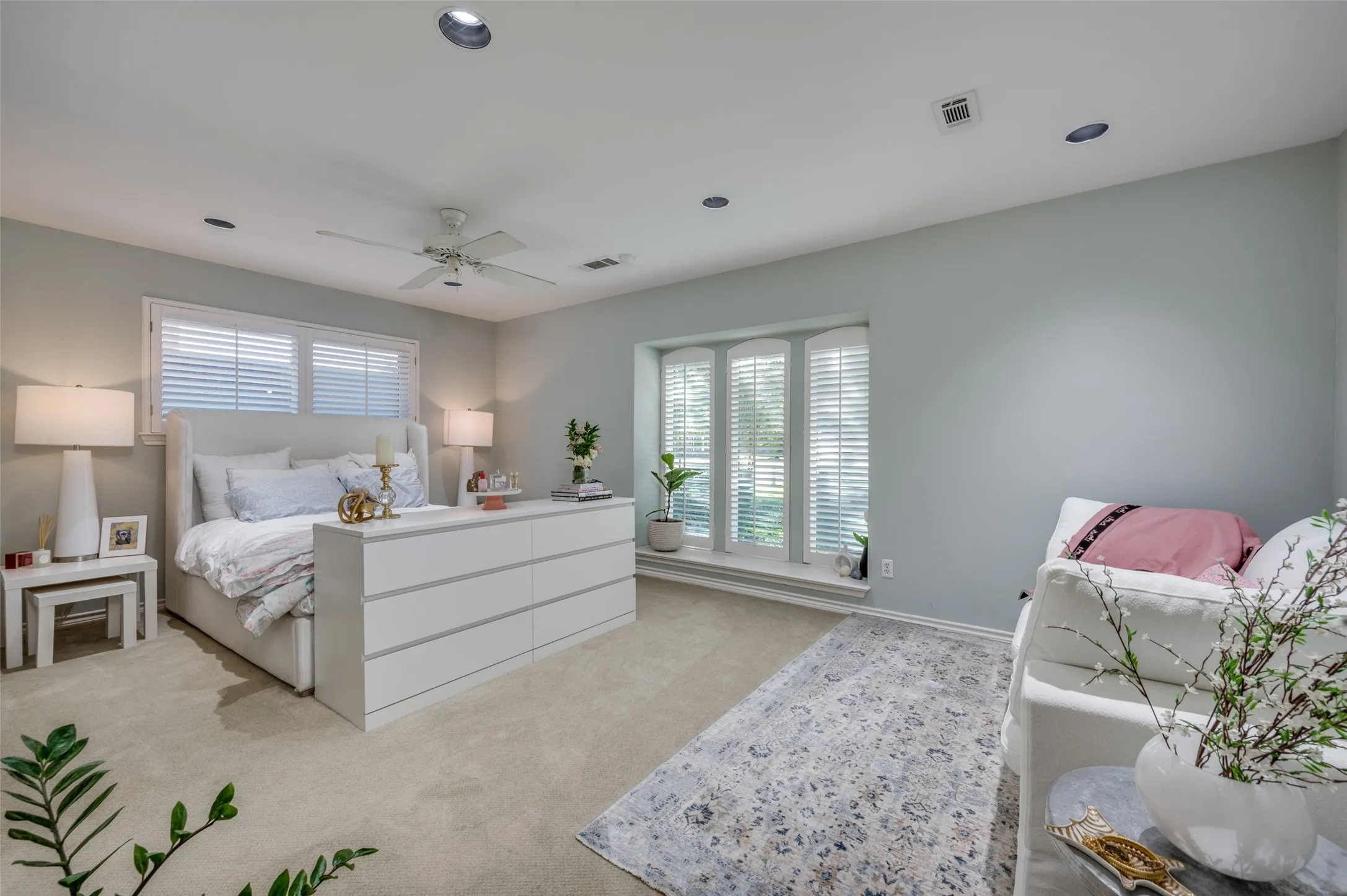 Single Family Residence For Rent in Dallas County , 5605 Lobello Drive, Dallas, Texas 75229, 5 Bedroom, 5 Bathroom, 3 Garage spaces, 5,039 Sqft, built in 1979, mls#21287086, Real Estate Agent in Dallas, Homes For Rent in Dallas county, Homes For Rent in Dallas, Realtor in Dallas Texas, Real Estate Brokerage Independent Realty Texas, Luminita Cordes Realtor