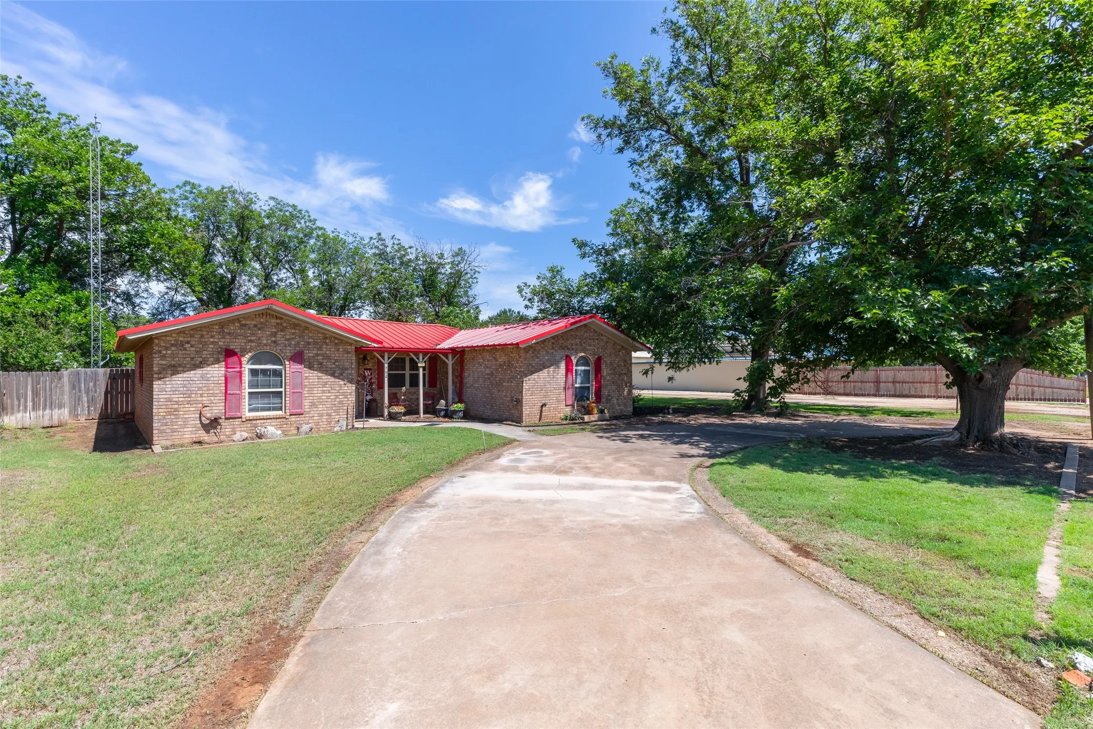 Single Family Residence For Sale in Haskell County , 1700 N Avenue H, Haskell, Texas 79521, 3 Bedrooms, 3 Bathrooms, Garage spaces, 2,024 Sqft, built in 1972, Price $329,000, mls#21287174, Real Estate Agent in Haskell, Homes For Sale in Haskell county, Homes For Sale in Haskell, Realtor in Haskell Texas, Real Estate Brokerage Independent Realty Texas, Luminita Cordes Realtor