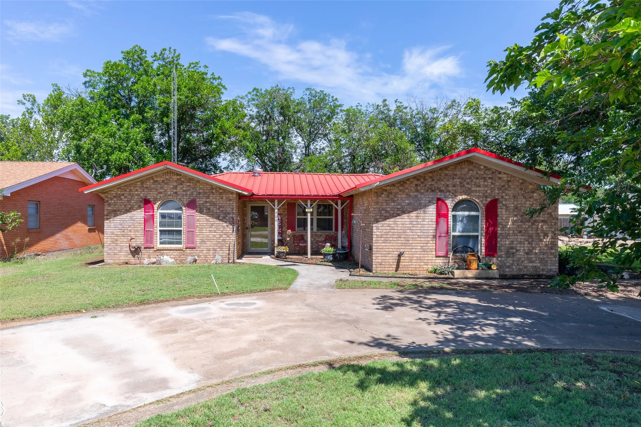Single Family Residence For Sale in Haskell County , 1700 N Avenue H, Haskell, Texas 79521, 3 Bedrooms, 3 Bathrooms, Garage spaces, 2,024 Sqft, built in 1972, Price $329,000, mls#21287174, Real Estate Agent in Haskell, Homes For Sale in Haskell county, Homes For Sale in Haskell, Realtor in Haskell Texas, Real Estate Brokerage Independent Realty Texas, Luminita Cordes Realtor