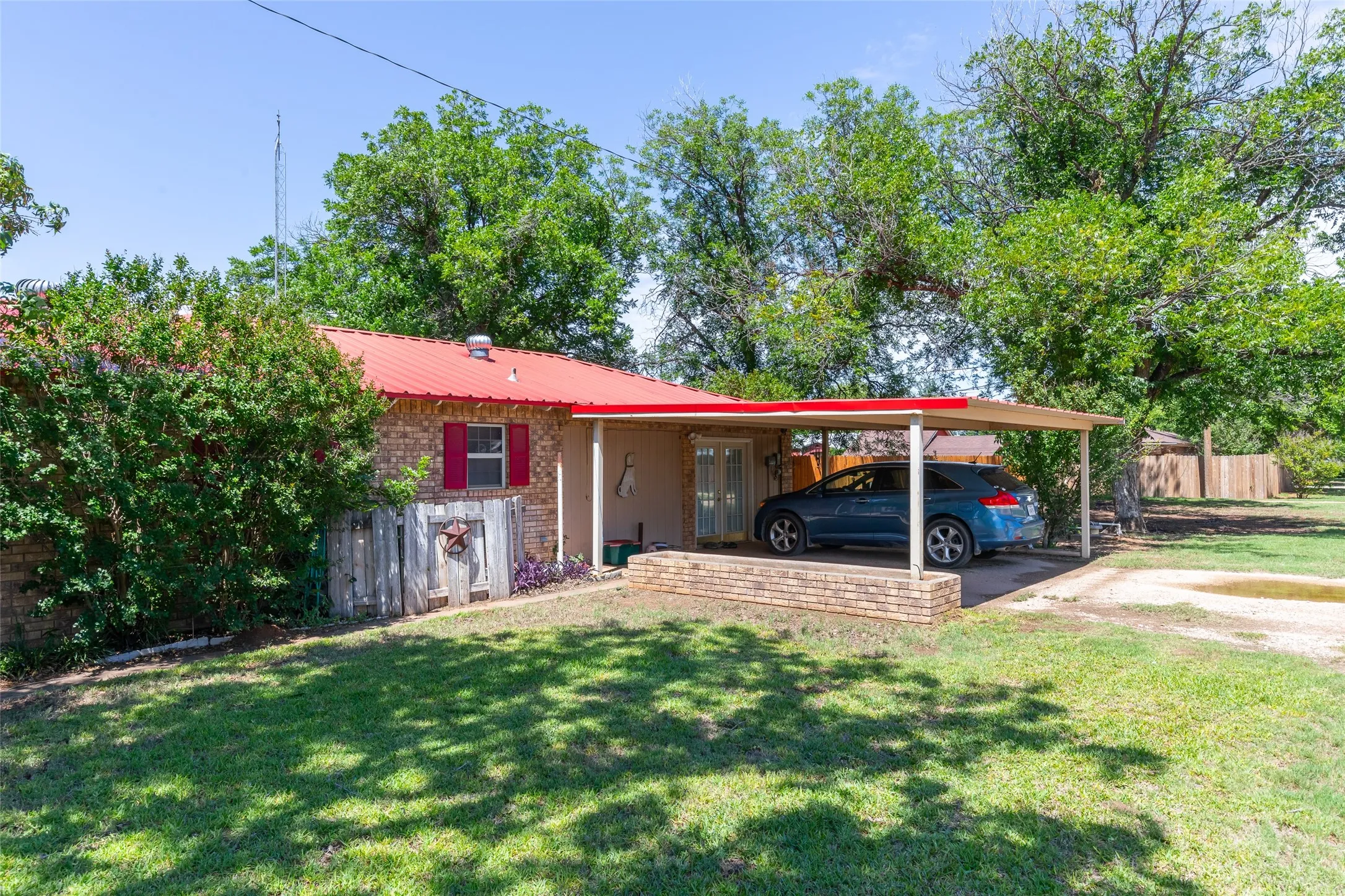 Single Family Residence For Sale in Haskell County , 1700 N Avenue H, Haskell, Texas 79521, 3 Bedrooms, 3 Bathrooms, Garage spaces, 2,024 Sqft, built in 1972, Price $329,000, mls#21287174, Real Estate Agent in Haskell, Homes For Sale in Haskell county, Homes For Sale in Haskell, Realtor in Haskell Texas, Real Estate Brokerage Independent Realty Texas, Luminita Cordes Realtor