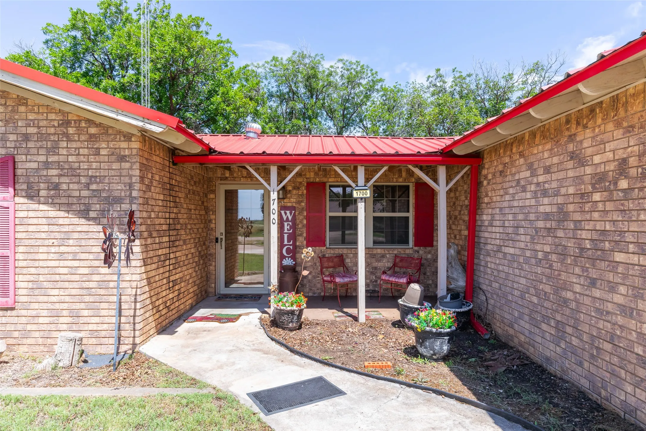 Single Family Residence For Sale in Haskell County , 1700 N Avenue H, Haskell, Texas 79521, 3 Bedrooms, 3 Bathrooms, Garage spaces, 2,024 Sqft, built in 1972, Price $329,000, mls#21287174, Real Estate Agent in Haskell, Homes For Sale in Haskell county, Homes For Sale in Haskell, Realtor in Haskell Texas, Real Estate Brokerage Independent Realty Texas, Luminita Cordes Realtor