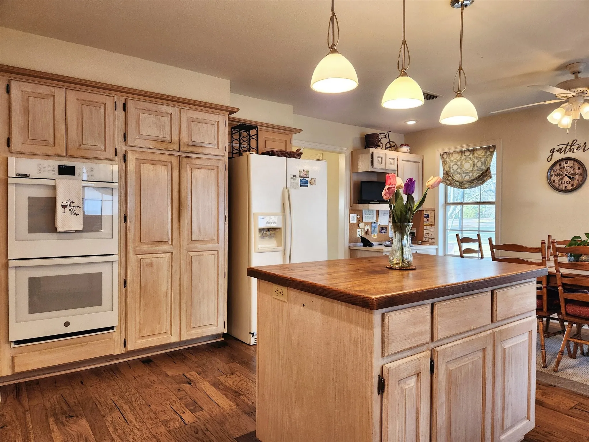 Single Family Residence For Sale in Cherokee County , 522 Christine Drive, Bullard, Texas 75757, 3 Bedroom, 4 Bathroom, 2 Garage spaces, 2,338 Sqft, built in 1992, Price $475,000, mls#21287778, Real Estate Agent in Bullard, Homes For Sale in Cherokee county, Homes For Sale in Bullard, Realtor in Bullard Texas, Real Estate Brokerage Independent Realty Texas, Luminita Cordes Realtor