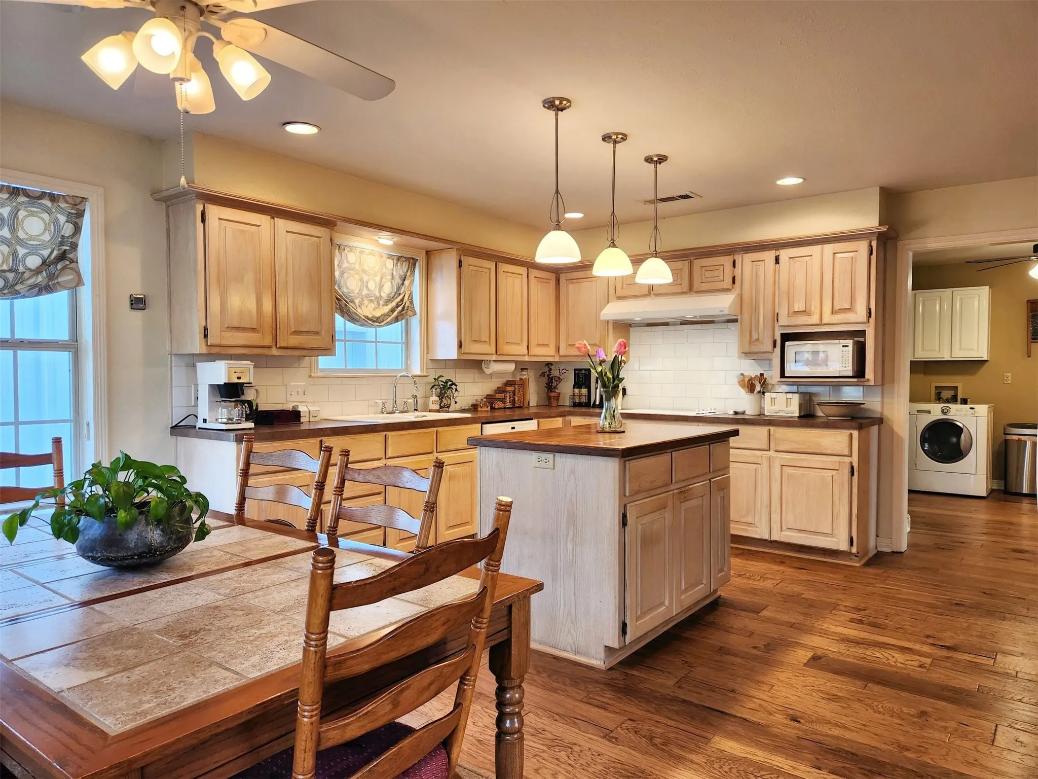 Single Family Residence For Sale in Cherokee County , 522 Christine Drive, Bullard, Texas 75757, 3 Bedroom, 4 Bathroom, 2 Garage spaces, 2,338 Sqft, built in 1992, Price $475,000, mls#21287778, Real Estate Agent in Bullard, Homes For Sale in Cherokee county, Homes For Sale in Bullard, Realtor in Bullard Texas, Real Estate Brokerage Independent Realty Texas, Luminita Cordes Realtor