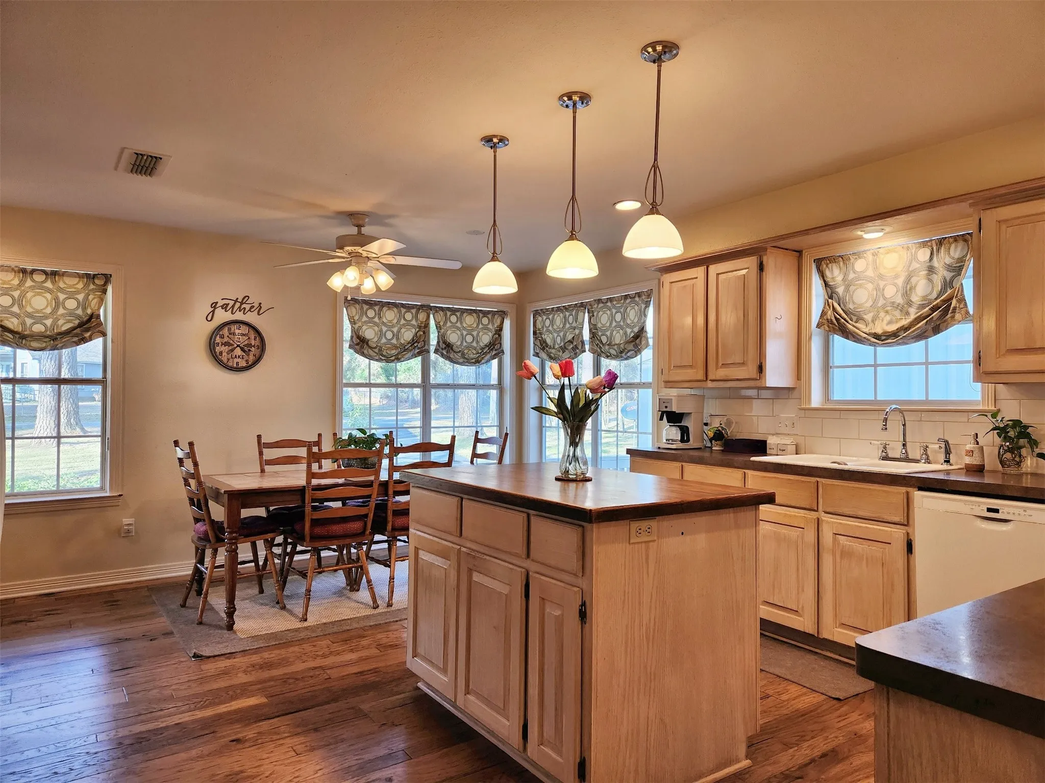Single Family Residence For Sale in Cherokee County , 522 Christine Drive, Bullard, Texas 75757, 3 Bedroom, 4 Bathroom, 2 Garage spaces, 2,338 Sqft, built in 1992, Price $475,000, mls#21287778, Real Estate Agent in Bullard, Homes For Sale in Cherokee county, Homes For Sale in Bullard, Realtor in Bullard Texas, Real Estate Brokerage Independent Realty Texas, Luminita Cordes Realtor