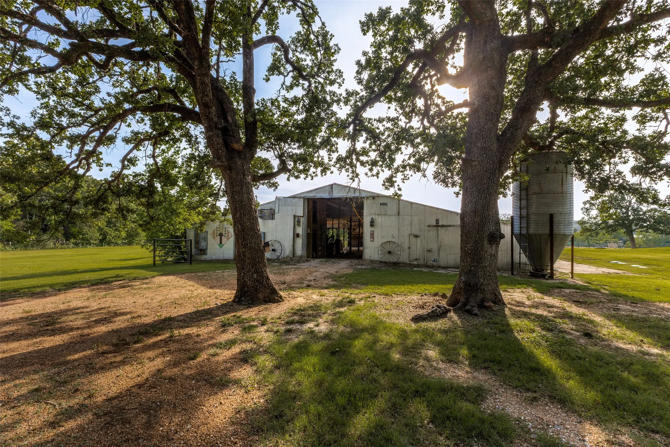 Single Family Residence For Sale in Fannin County , 1955 County Road 2980, Windom, Texas 75492, 2 Bedrooms, 2 Bathrooms, 2 Garage spaces, 3,928 Sqft, built in 2019, Price $4,100,000, mls#21287850, Real Estate Agent in Windom, Homes For Sale in Fannin county, Homes For Sale in Windom, Realtor in Windom Texas, Real Estate Brokerage Independent Realty Texas, Luminita Cordes Realtor