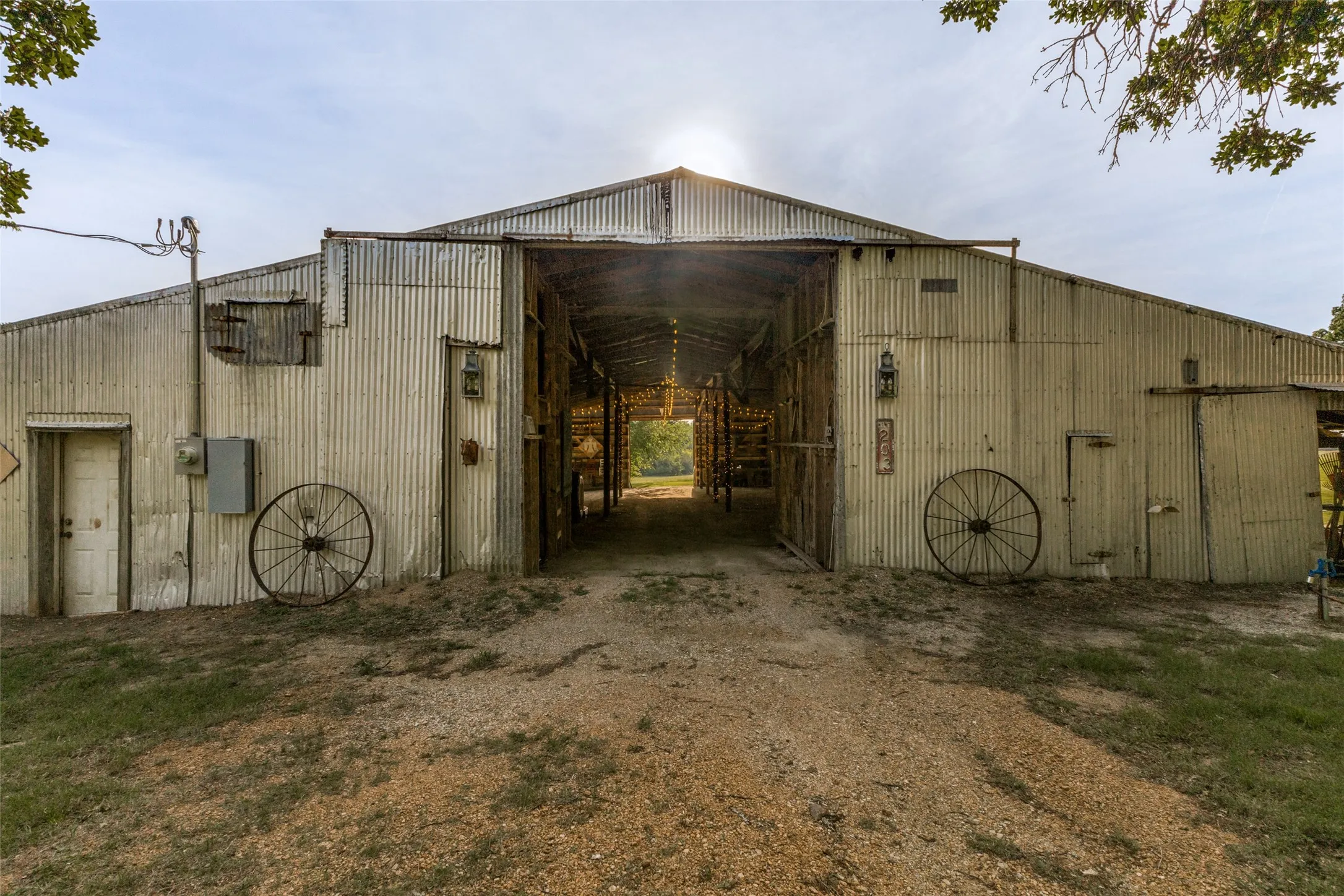 Single Family Residence For Sale in Fannin County , 1955 County Road 2980, Windom, Texas 75492, 2 Bedrooms, 2 Bathrooms, 2 Garage spaces, 3,928 Sqft, built in 2019, Price $4,100,000, mls#21287850, Real Estate Agent in Windom, Homes For Sale in Fannin county, Homes For Sale in Windom, Realtor in Windom Texas, Real Estate Brokerage Independent Realty Texas, Luminita Cordes Realtor