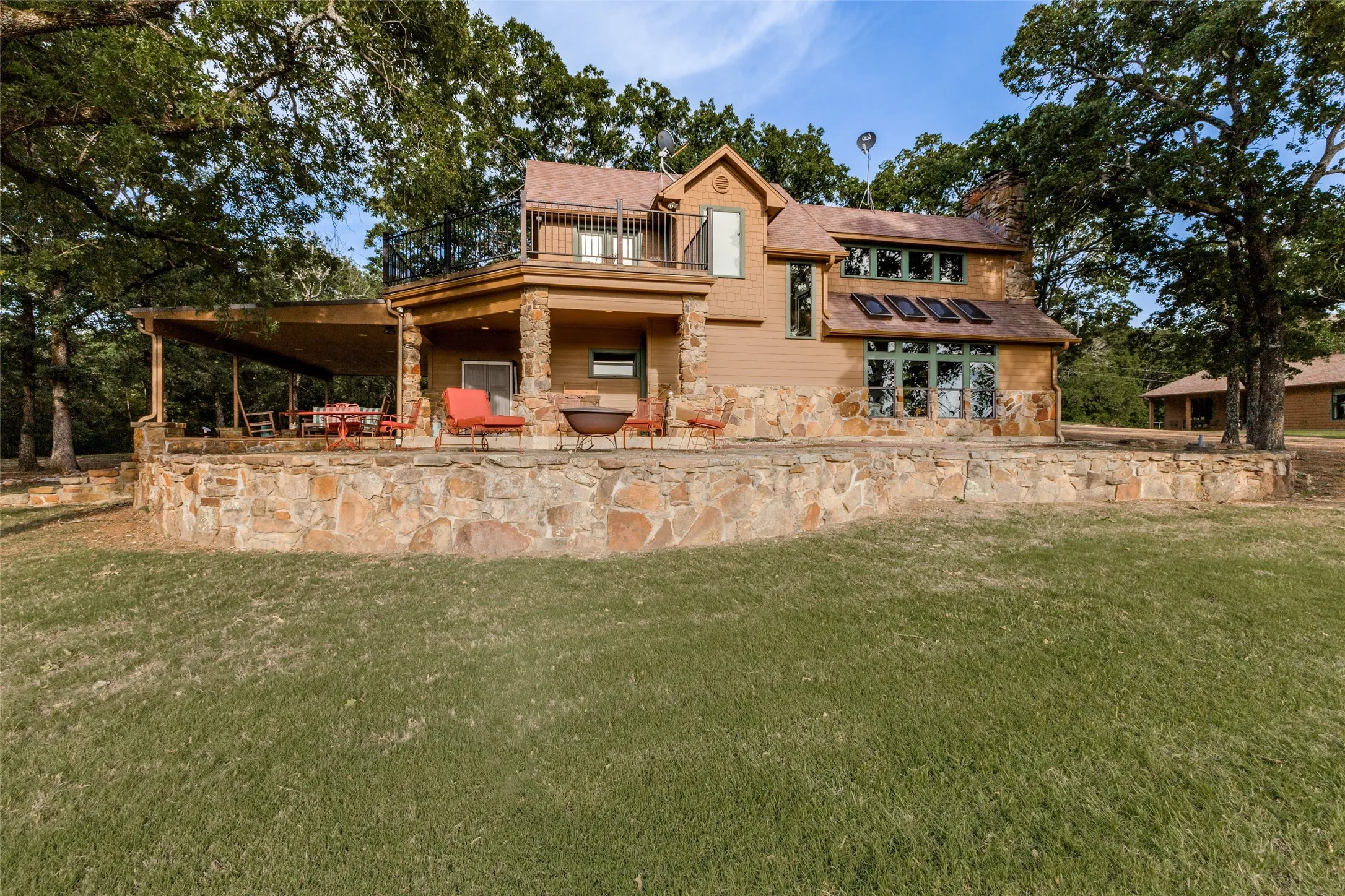 Single Family Residence For Sale in Fannin County , 1955 County Road 2980, Windom, Texas 75492, 2 Bedrooms, 2 Bathrooms, 2 Garage spaces, 3,928 Sqft, built in 2019, Price $4,100,000, mls#21287850, Real Estate Agent in Windom, Homes For Sale in Fannin county, Homes For Sale in Windom, Realtor in Windom Texas, Real Estate Brokerage Independent Realty Texas, Luminita Cordes Realtor