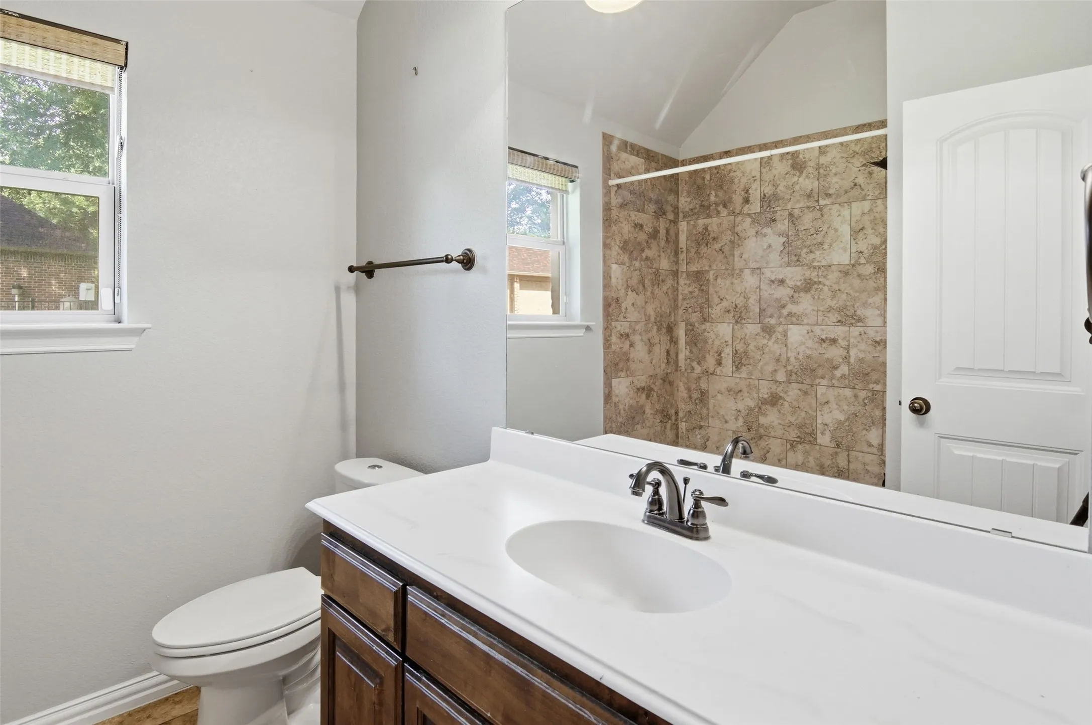 secondary bathroom between the 2nd and 3rd bedrooms