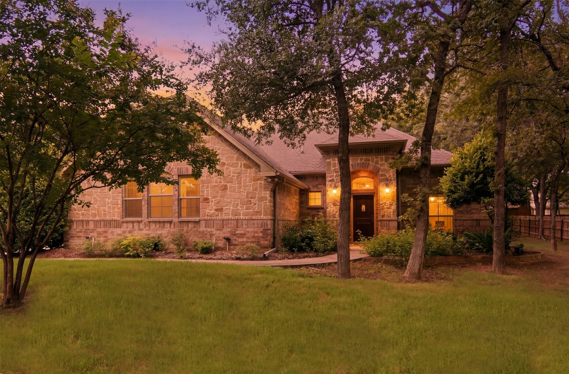 Single Family Residence For Sale in Parker County , 106 Elm Crest Court, Weatherford, Texas 76087, 3 Bedroom, 3 Bathroom, 3 Garage spaces, 2,602 Sqft, built in 2013, mls#21286545, Real Estate Agent in Weatherford, Homes For Sale in Parker county, Homes For Sale in Weatherford, Realtor in Weatherford Texas, Real Estate Brokerage Independent Realty Texas, Luminita Cordes Realtor