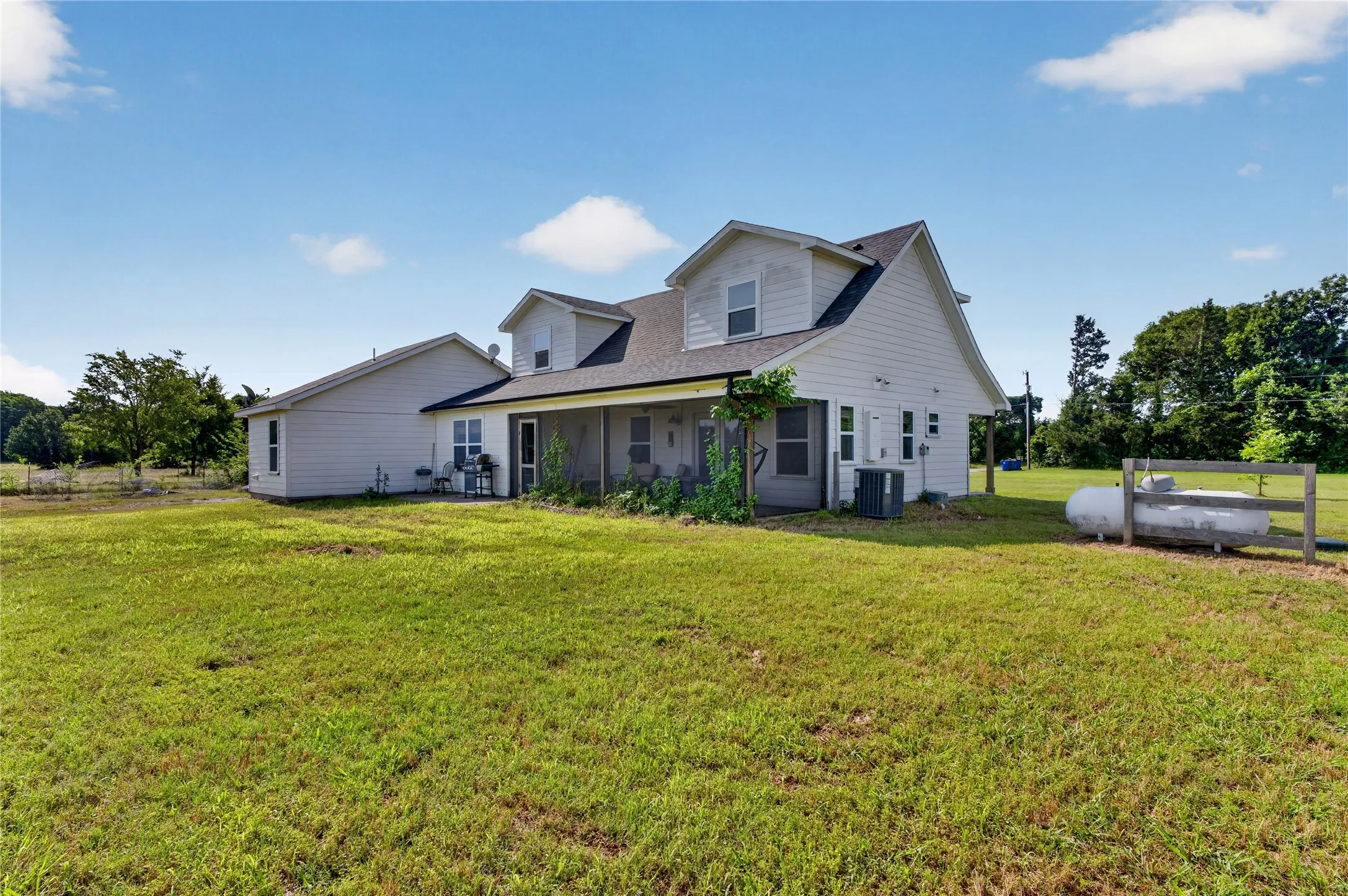 Single Family Residence For Sale in Grayson County , 4221 Fm-120 E, Denison, Texas 75020, 3 Bedroom, 3 Bathroom, Garage spaces, 1,722 Sqft, built in 2018, mls#21281401, Real Estate Agent in Denison, Homes For Sale in Grayson county, Homes For Sale in Denison, Realtor in Denison Texas, Real Estate Brokerage Independent Realty Texas, Luminita Cordes Realtor