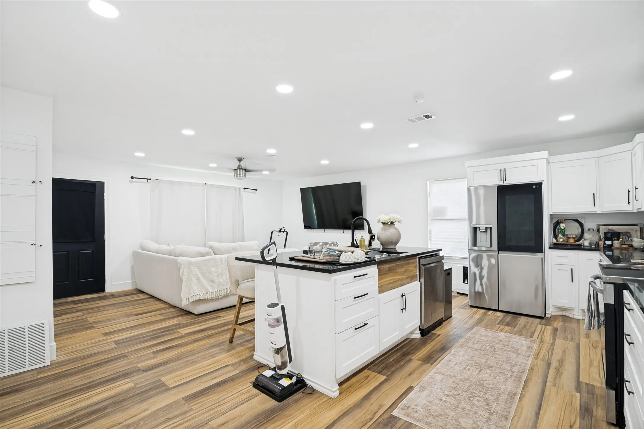 Single Family Residence For Sale in Kaufman County , 13471 County Road 4031, Kemp, Texas 75143, 2 Bedroom, 2 Bathroom, Garage spaces, 1,186 Sqft, built in 1985, Price $250,000, mls#21287404, Real Estate Agent in Kemp, Homes For Sale in Kaufman county, Homes For Sale in Kemp, Realtor in Kemp Texas, Real Estate Brokerage Independent Realty Texas, Luminita Cordes Realtor