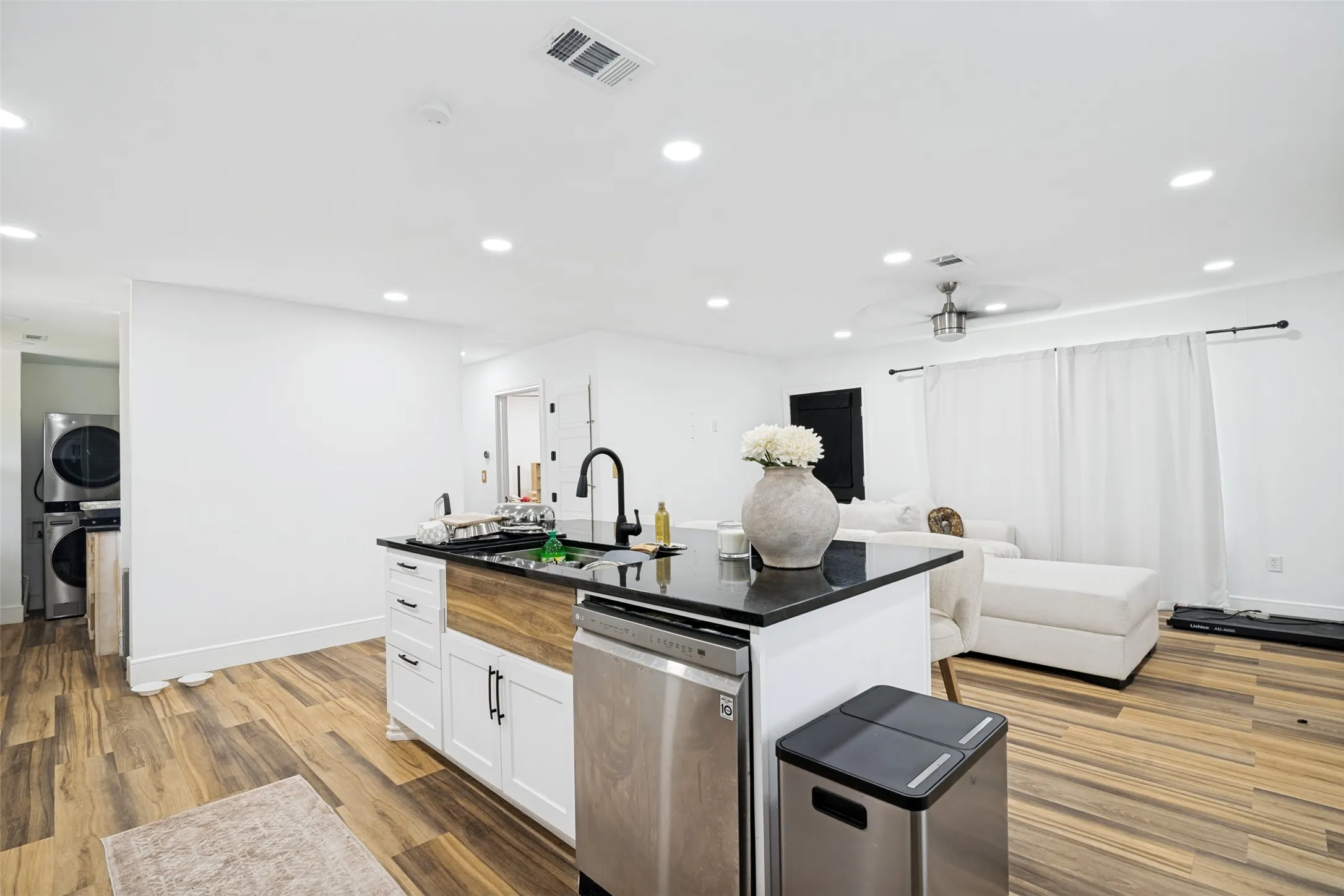 Single Family Residence For Sale in Kaufman County , 13471 County Road 4031, Kemp, Texas 75143, 2 Bedroom, 2 Bathroom, Garage spaces, 1,186 Sqft, built in 1985, Price $250,000, mls#21287404, Real Estate Agent in Kemp, Homes For Sale in Kaufman county, Homes For Sale in Kemp, Realtor in Kemp Texas, Real Estate Brokerage Independent Realty Texas, Luminita Cordes Realtor