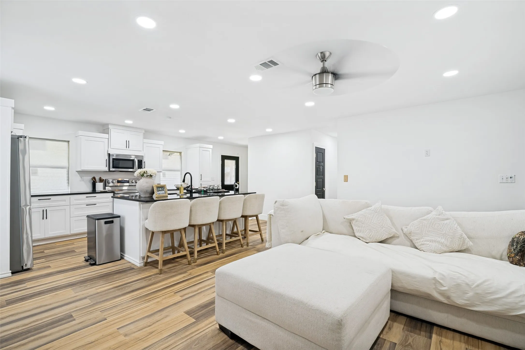 Single Family Residence For Sale in Kaufman County , 13471 County Road 4031, Kemp, Texas 75143, 2 Bedroom, 2 Bathroom, Garage spaces, 1,186 Sqft, built in 1985, Price $250,000, mls#21287404, Real Estate Agent in Kemp, Homes For Sale in Kaufman county, Homes For Sale in Kemp, Realtor in Kemp Texas, Real Estate Brokerage Independent Realty Texas, Luminita Cordes Realtor