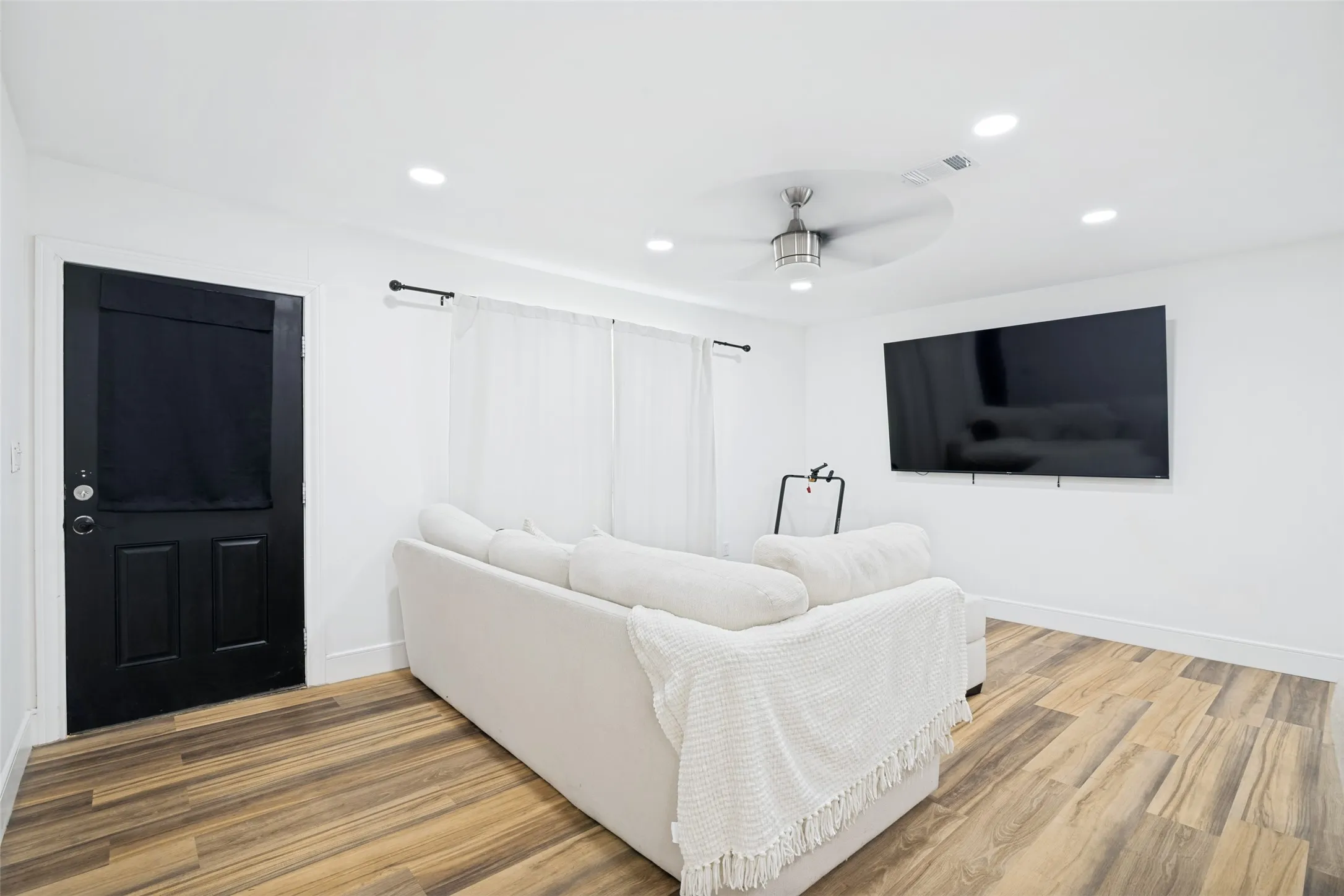 Single Family Residence For Sale in Kaufman County , 13471 County Road 4031, Kemp, Texas 75143, 2 Bedroom, 2 Bathroom, Garage spaces, 1,186 Sqft, built in 1985, Price $250,000, mls#21287404, Real Estate Agent in Kemp, Homes For Sale in Kaufman county, Homes For Sale in Kemp, Realtor in Kemp Texas, Real Estate Brokerage Independent Realty Texas, Luminita Cordes Realtor