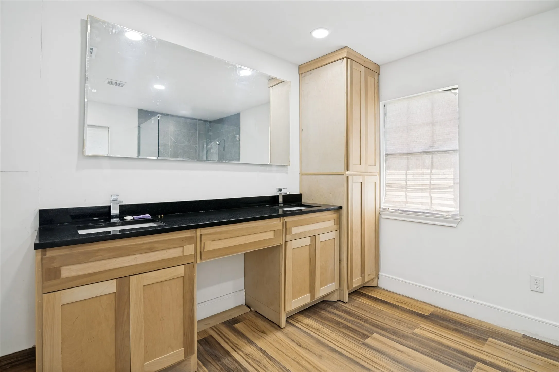 Single Family Residence For Sale in Kaufman County , 13471 County Road 4031, Kemp, Texas 75143, 2 Bedroom, 2 Bathroom, Garage spaces, 1,186 Sqft, built in 1985, Price $250,000, mls#21287404, Real Estate Agent in Kemp, Homes For Sale in Kaufman county, Homes For Sale in Kemp, Realtor in Kemp Texas, Real Estate Brokerage Independent Realty Texas, Luminita Cordes Realtor