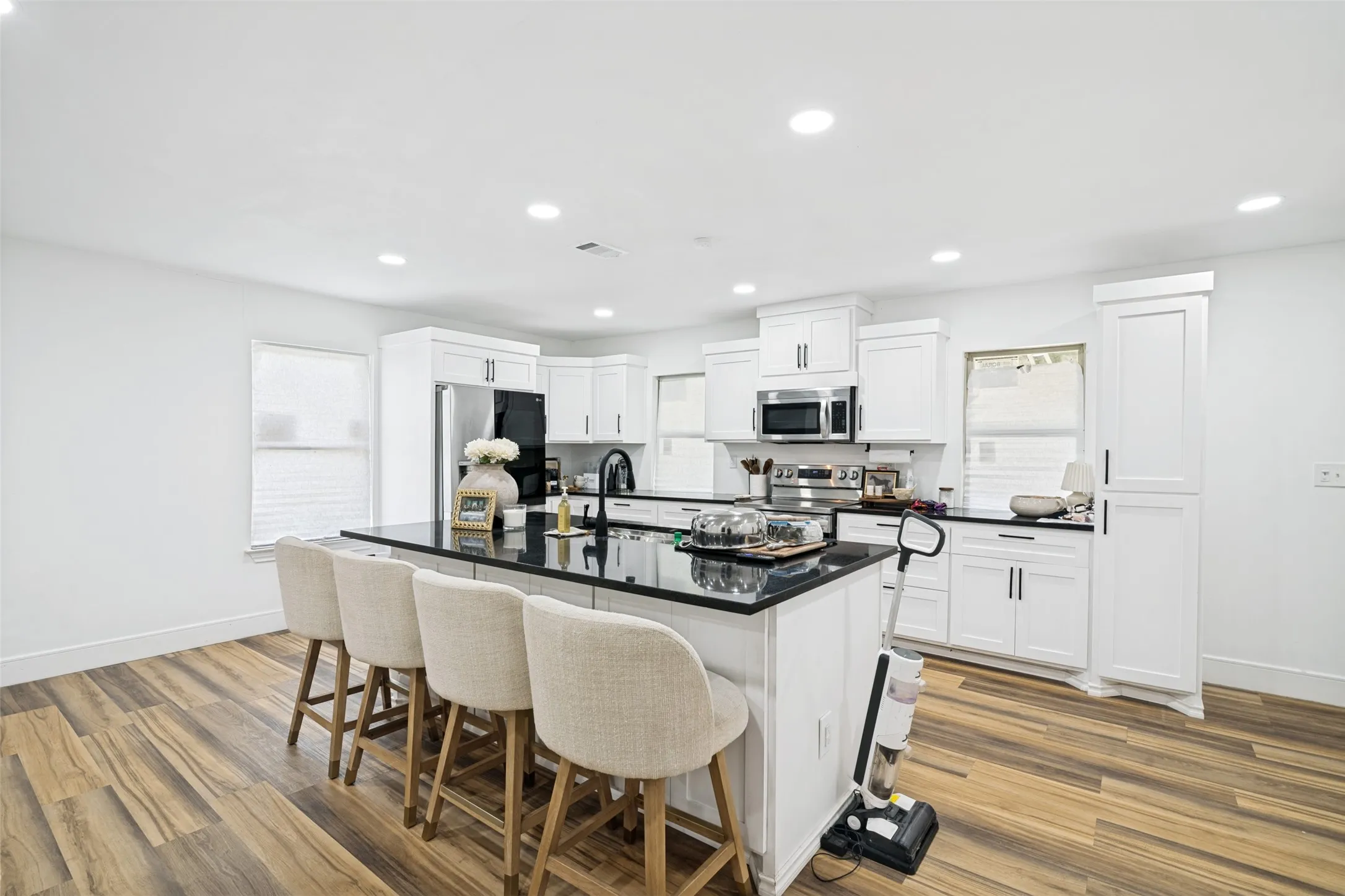 Single Family Residence For Sale in Kaufman County , 13471 County Road 4031, Kemp, Texas 75143, 2 Bedroom, 2 Bathroom, Garage spaces, 1,186 Sqft, built in 1985, Price $250,000, mls#21287404, Real Estate Agent in Kemp, Homes For Sale in Kaufman county, Homes For Sale in Kemp, Realtor in Kemp Texas, Real Estate Brokerage Independent Realty Texas, Luminita Cordes Realtor
