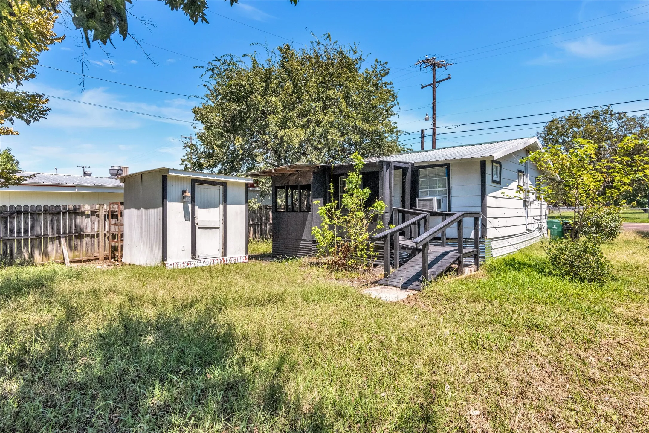Duplex For Sale in Kaufman County , 107 E 11th, Kemp, Texas 75143, 4 Bedroom, 2 Bathroom, Garage spaces, 1,420 Sqft, built in 1900, mls#21259445, Real Estate Agent in Kemp, Homes For Sale in Kaufman county, Homes For Sale in Kemp, Realtor in Kemp Texas, Real Estate Brokerage Independent Realty Texas, Luminita Cordes Realtor