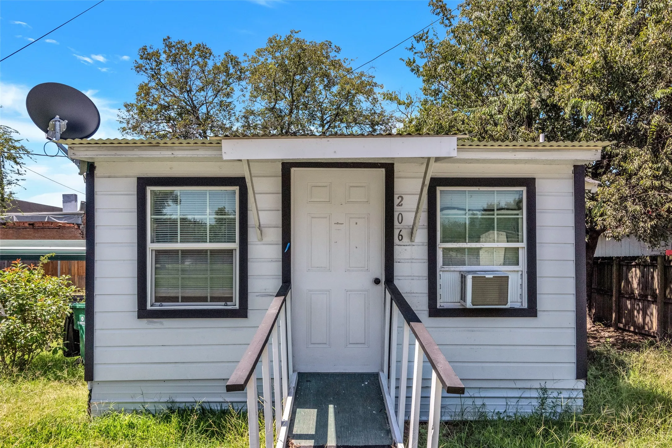 Duplex For Sale in Kaufman County , 107 E 11th, Kemp, Texas 75143, 4 Bedroom, 2 Bathroom, Garage spaces, 1,420 Sqft, built in 1900, mls#21259445, Real Estate Agent in Kemp, Homes For Sale in Kaufman county, Homes For Sale in Kemp, Realtor in Kemp Texas, Real Estate Brokerage Independent Realty Texas, Luminita Cordes Realtor