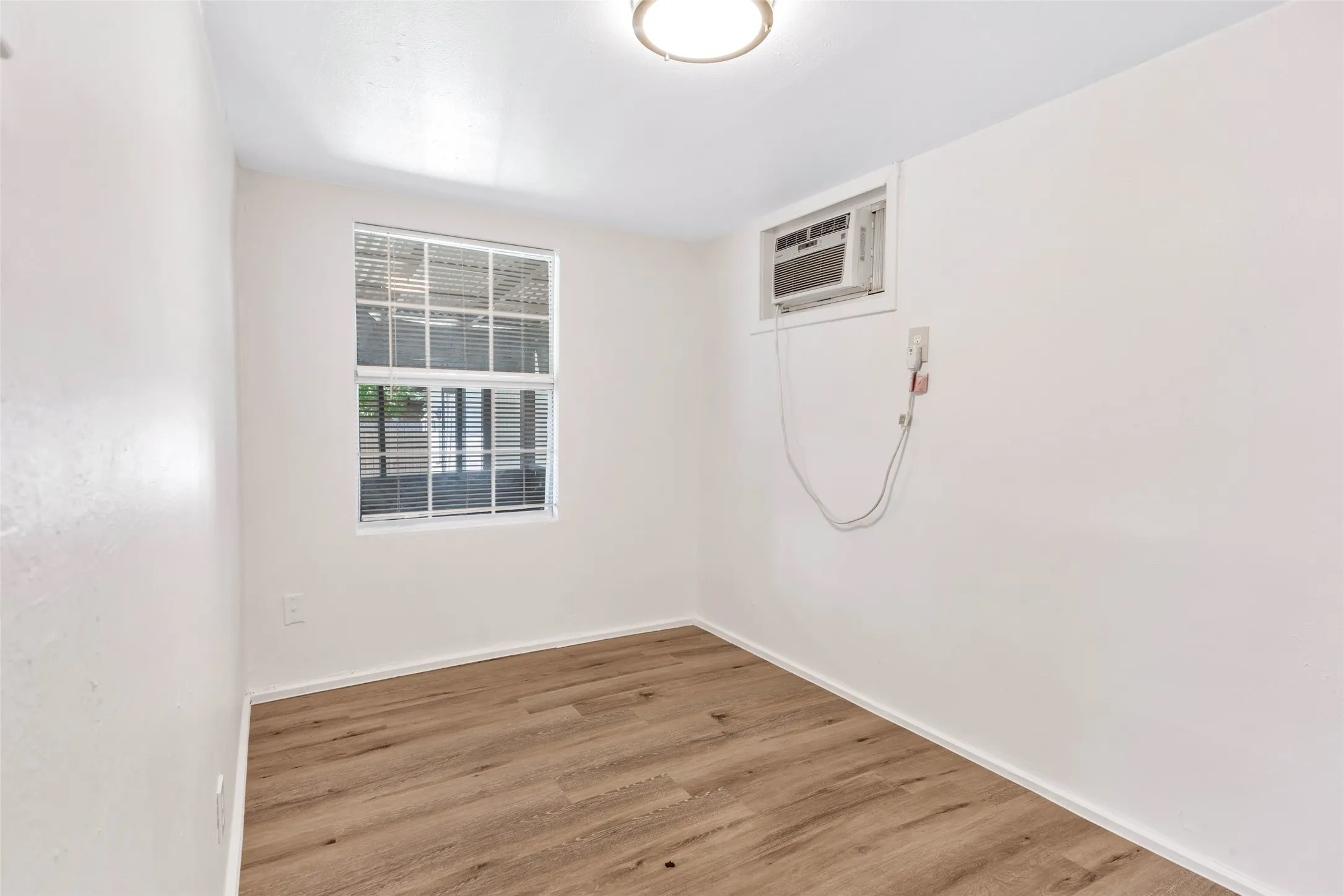 Duplex For Sale in Kaufman County , 107 E 11th, Kemp, Texas 75143, 4 Bedroom, 2 Bathroom, Garage spaces, 1,420 Sqft, built in 1900, mls#21259445, Real Estate Agent in Kemp, Homes For Sale in Kaufman county, Homes For Sale in Kemp, Realtor in Kemp Texas, Real Estate Brokerage Independent Realty Texas, Luminita Cordes Realtor