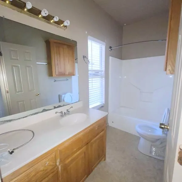 Single Family Residence For Rent in Ellis County , 710 W Waco Street, Ennis, Texas 75119, 3 Bedroom, 2 Bathroom, 1 Garage spaces, 1,092 Sqft, built in 2003, mls#21287884, Real Estate Agent in Ennis, Homes For Rent in Ellis county, Homes For Rent in Ennis, Realtor in Ennis Texas, Real Estate Brokerage Independent Realty Texas, Luminita Cordes Realtor
