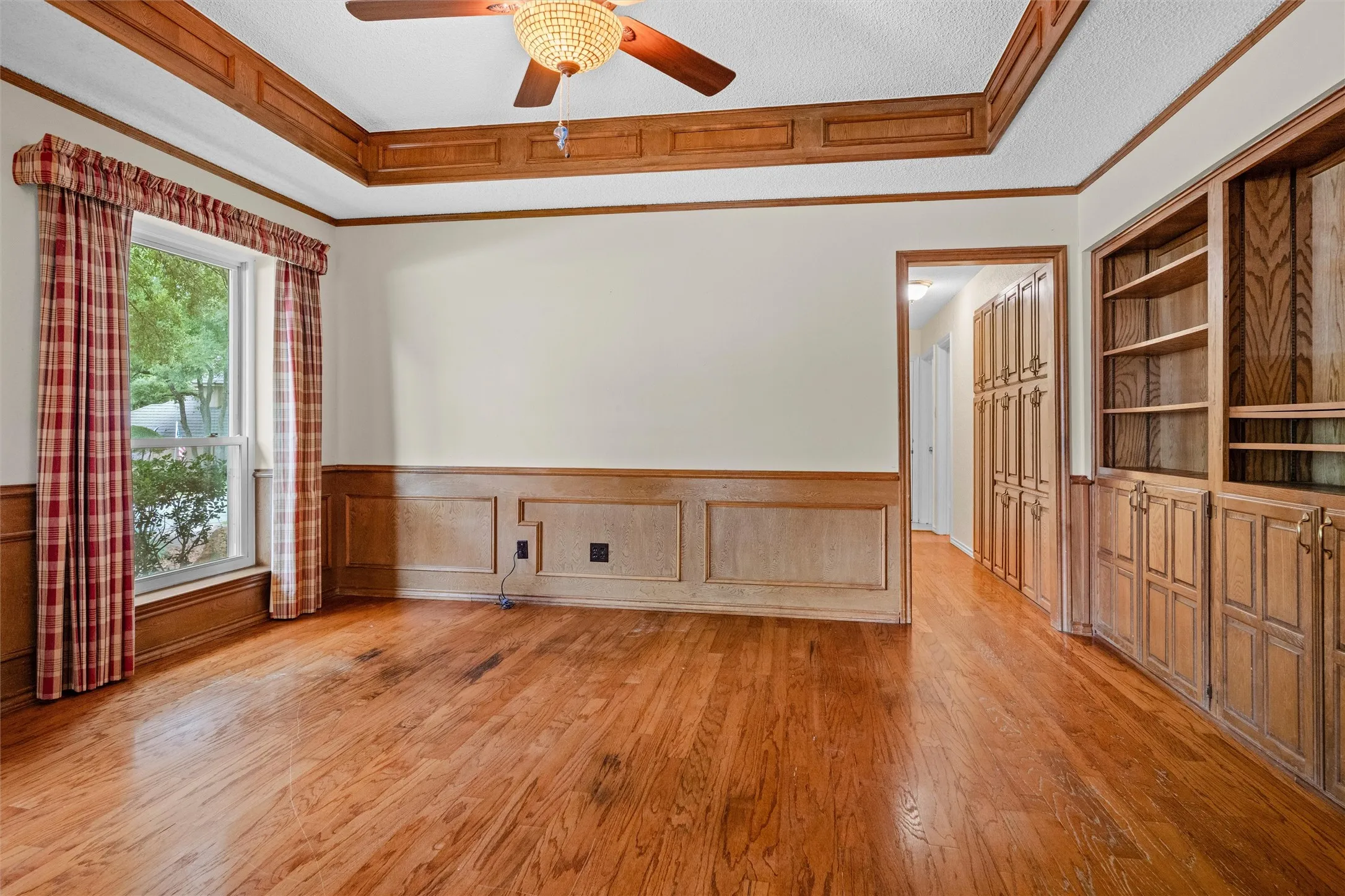 Single Family Residence For Sale in Tarrant County , 4930 High Creek Drive, Arlington, Texas 76017, 4 Bedroom, 3 Bathroom, 2 Garage spaces, 2,773 Sqft, built in 1987, mls#21281364, Real Estate Agent in Arlington, Homes For Sale in Tarrant county, Homes For Sale in Arlington, Realtor in Arlington Texas, Real Estate Brokerage Independent Realty Texas, Luminita Cordes Realtor