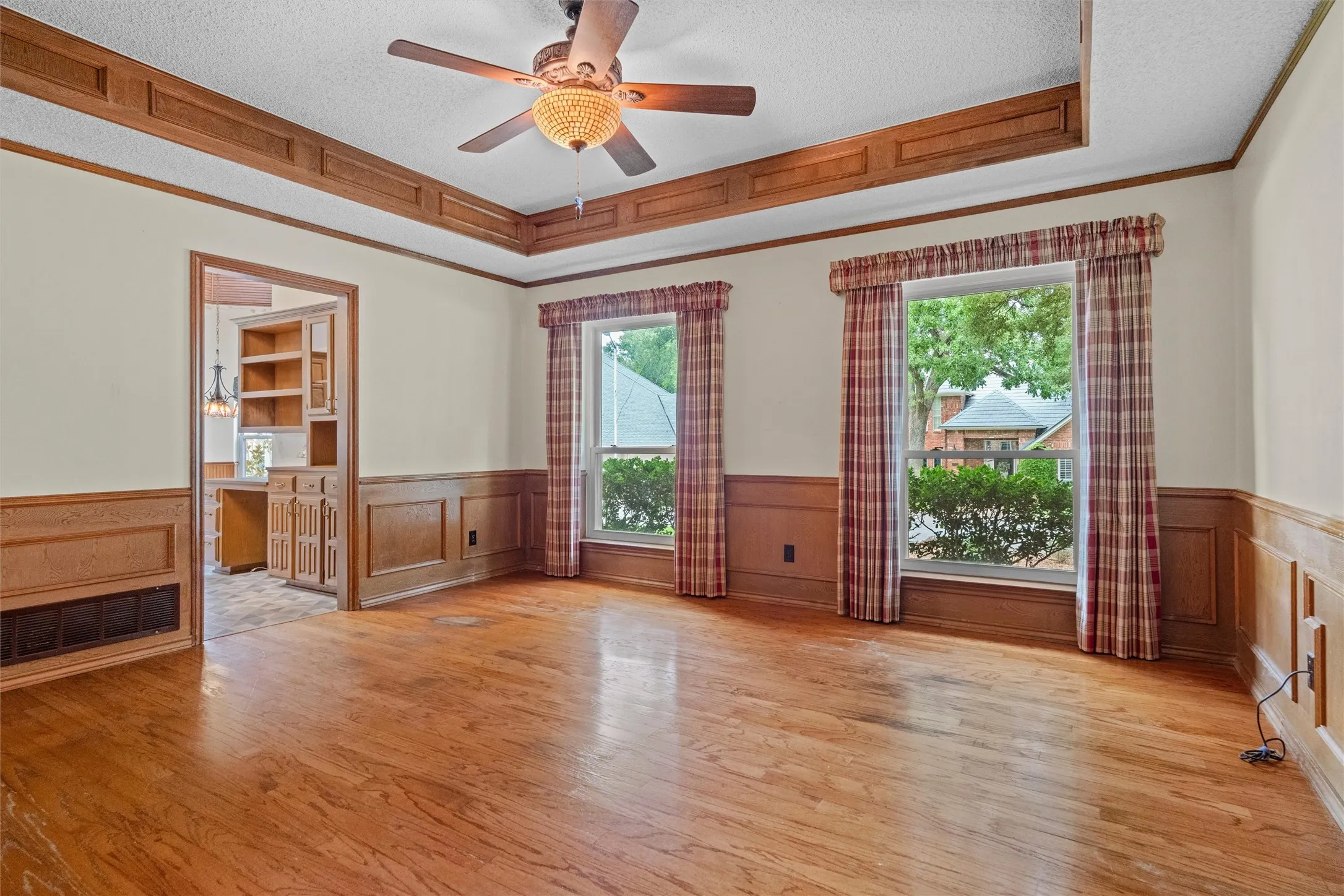 Single Family Residence For Sale in Tarrant County , 4930 High Creek Drive, Arlington, Texas 76017, 4 Bedroom, 3 Bathroom, 2 Garage spaces, 2,773 Sqft, built in 1987, mls#21281364, Real Estate Agent in Arlington, Homes For Sale in Tarrant county, Homes For Sale in Arlington, Realtor in Arlington Texas, Real Estate Brokerage Independent Realty Texas, Luminita Cordes Realtor