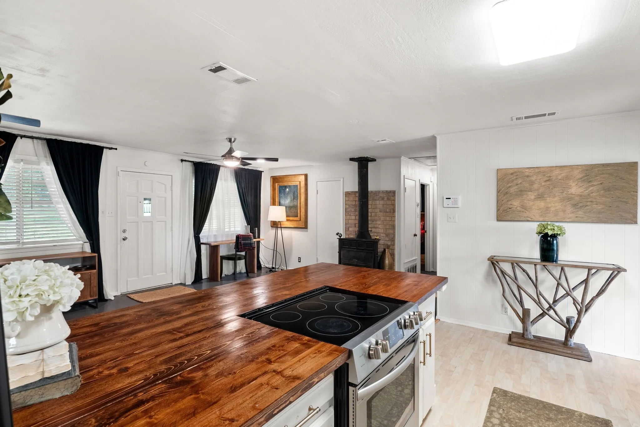 Single Family Residence For Sale in Wood County , 483 County Road 2140, Quitman, Texas 75783, 3 Bedroom, 2 Bathroom, Garage spaces, 1,703 Sqft, built in 1985, mls#21284215, Real Estate Agent in Quitman, Homes For Sale in Wood county, Homes For Sale in Quitman, Realtor in Quitman Texas, Real Estate Brokerage Independent Realty Texas, Luminita Cordes Realtor