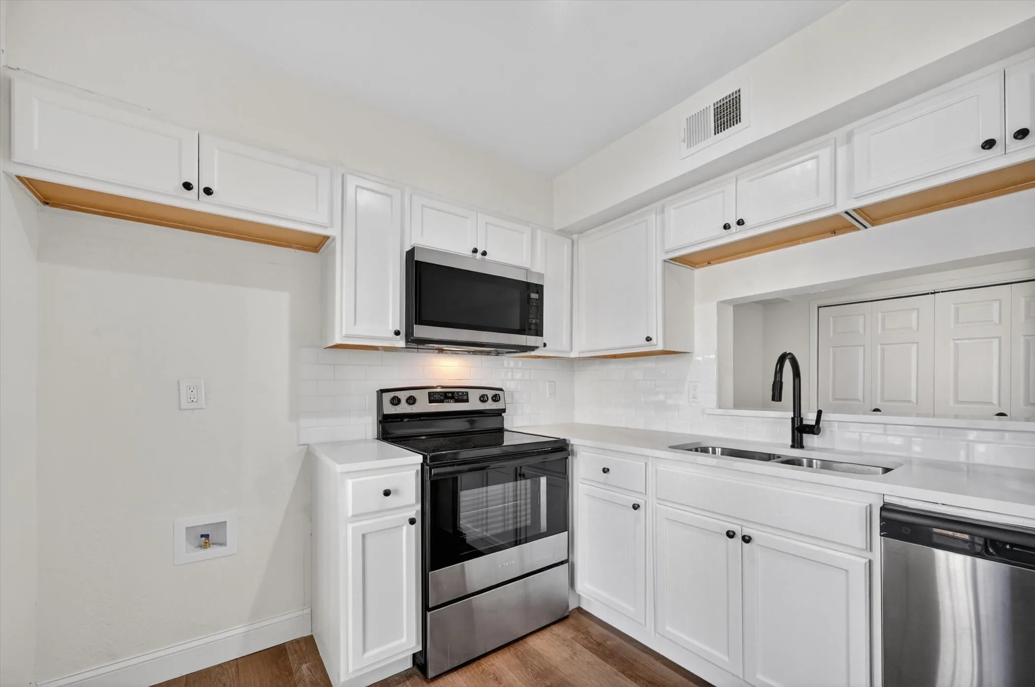 Condominium For Sale in Dallas County , 336 Melrose Drive 21D, Richardson, Texas 75080, 1 Bedroom, 2 Bathroom, 2 Garage spaces, 920 Sqft, built in 1984, mls#21287234, Real Estate Agent in Richardson, Homes For Sale in Dallas county, Homes For Sale in Richardson, Realtor in Richardson Texas, Real Estate Brokerage Independent Realty Texas, Luminita Cordes Realtor