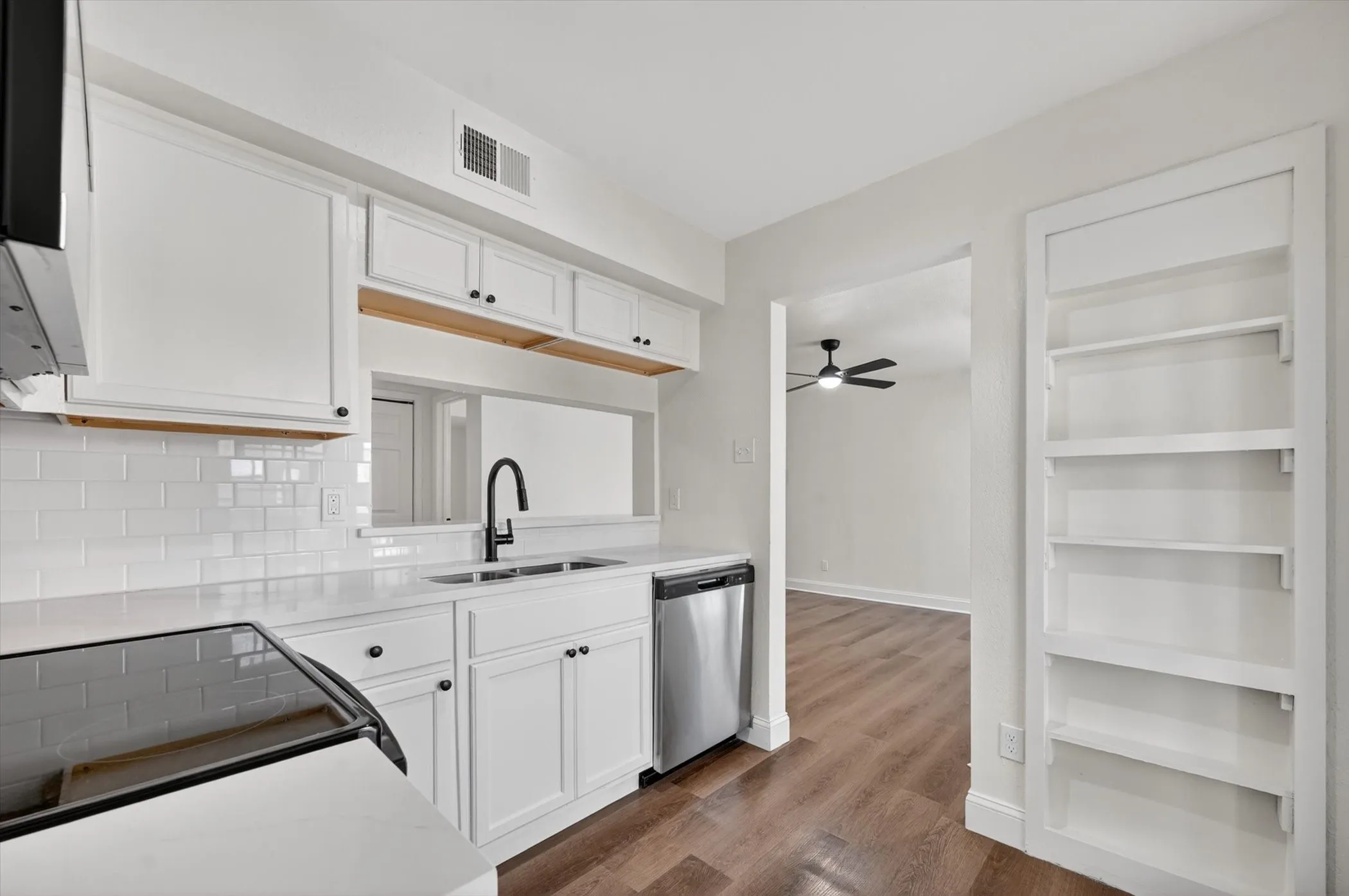 Condominium For Sale in Dallas County , 336 Melrose Drive 21D, Richardson, Texas 75080, 1 Bedroom, 2 Bathroom, 2 Garage spaces, 920 Sqft, built in 1984, mls#21287234, Real Estate Agent in Richardson, Homes For Sale in Dallas county, Homes For Sale in Richardson, Realtor in Richardson Texas, Real Estate Brokerage Independent Realty Texas, Luminita Cordes Realtor