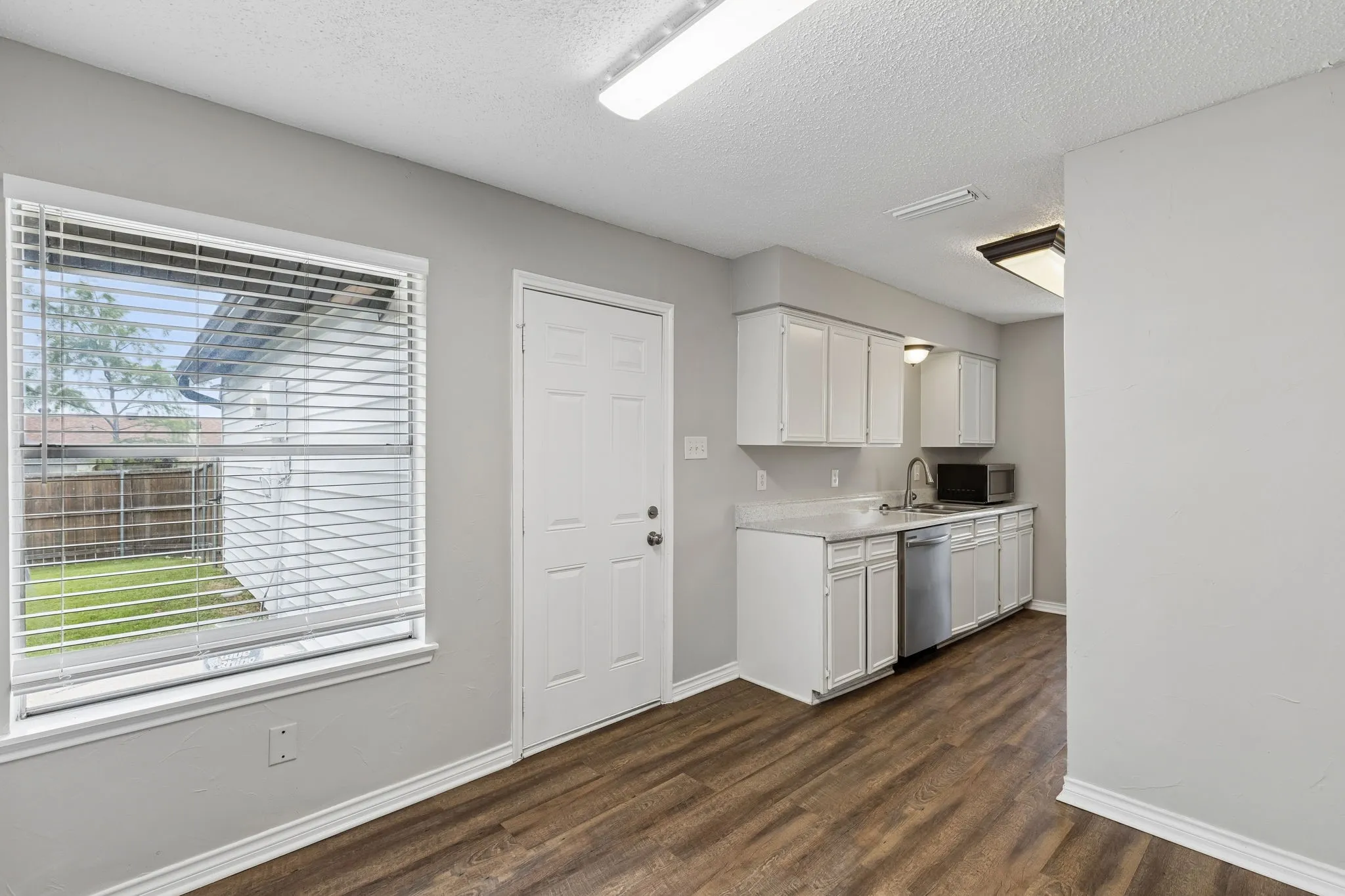Single Family Residence For Sale in Denton County , 2123 Sheraton Drive, Carrollton, Texas 75007, 4 Bedroom, 2 Bathroom, 2 Garage spaces, 1,524 Sqft, built in 1973, mls#21286621, Real Estate Agent in Carrollton, Homes For Sale in Denton county, Homes For Sale in Carrollton, Realtor in Carrollton Texas, Real Estate Brokerage Independent Realty Texas, Luminita Cordes Realtor