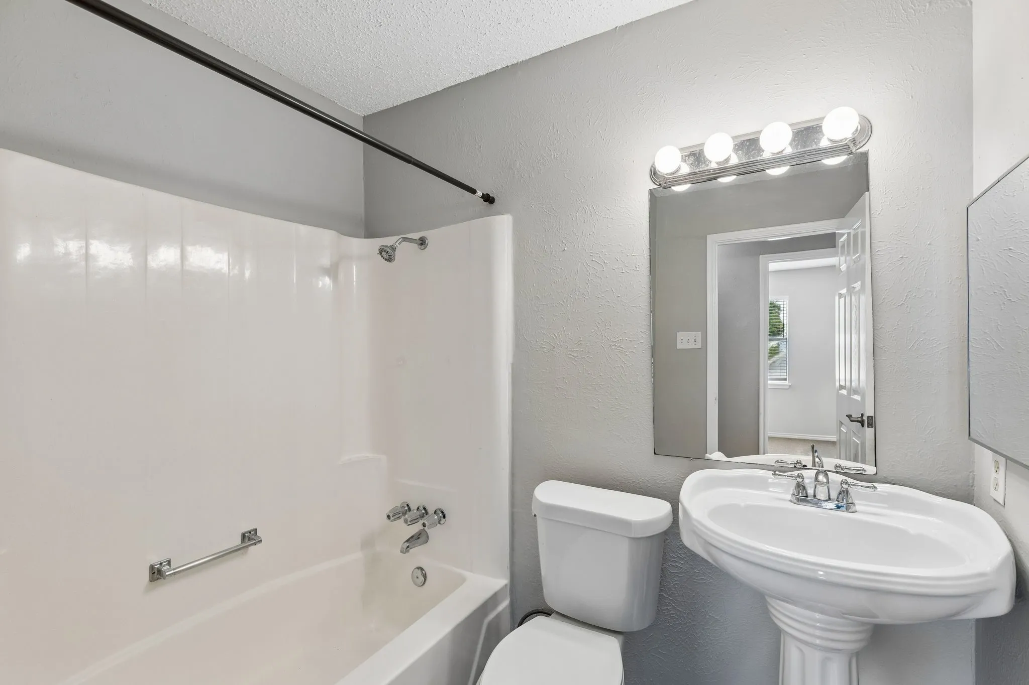 Single Family Residence For Sale in Denton County , 2123 Sheraton Drive, Carrollton, Texas 75007, 4 Bedroom, 2 Bathroom, 2 Garage spaces, 1,524 Sqft, built in 1973, mls#21286621, Real Estate Agent in Carrollton, Homes For Sale in Denton county, Homes For Sale in Carrollton, Realtor in Carrollton Texas, Real Estate Brokerage Independent Realty Texas, Luminita Cordes Realtor