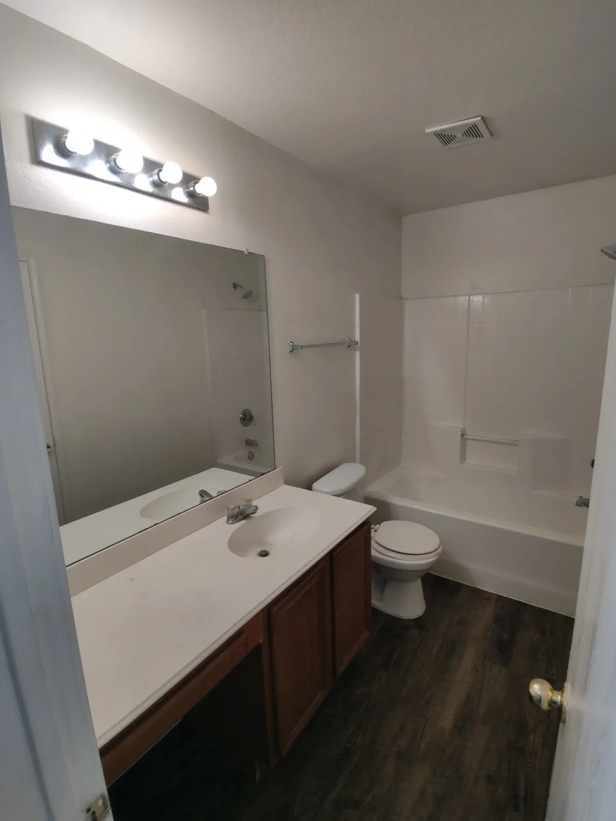 Single Family Residence For Rent in Dallas County , 247 Cliff Heights Circle, Dallas, Texas 75241, 3 Bedroom, 2 Bathroom, 2 Garage spaces, 1,166 Sqft, built in 2004, mls#21287946, Real Estate Agent in Dallas, Homes For Rent in Dallas county, Homes For Rent in Dallas, Realtor in Dallas Texas, Real Estate Brokerage Independent Realty Texas, Luminita Cordes Realtor