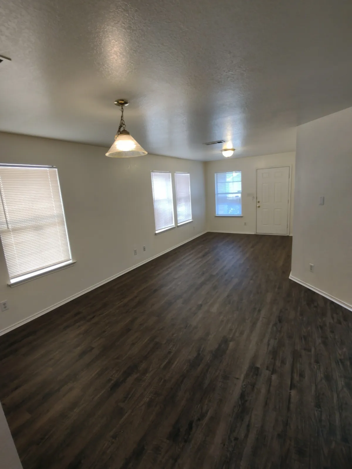 Single Family Residence For Rent in Dallas County , 247 Cliff Heights Circle, Dallas, Texas 75241, 3 Bedroom, 2 Bathroom, 2 Garage spaces, 1,166 Sqft, built in 2004, mls#21287946, Real Estate Agent in Dallas, Homes For Rent in Dallas county, Homes For Rent in Dallas, Realtor in Dallas Texas, Real Estate Brokerage Independent Realty Texas, Luminita Cordes Realtor
