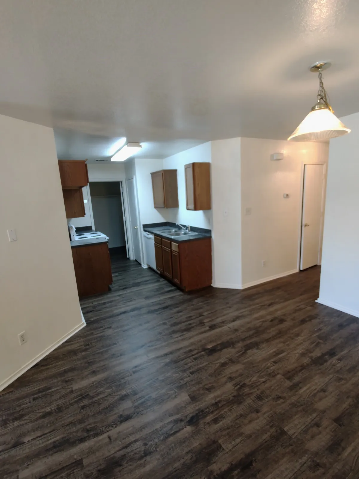 Single Family Residence For Rent in Dallas County , 247 Cliff Heights Circle, Dallas, Texas 75241, 3 Bedroom, 2 Bathroom, 2 Garage spaces, 1,166 Sqft, built in 2004, mls#21287946, Real Estate Agent in Dallas, Homes For Rent in Dallas county, Homes For Rent in Dallas, Realtor in Dallas Texas, Real Estate Brokerage Independent Realty Texas, Luminita Cordes Realtor
