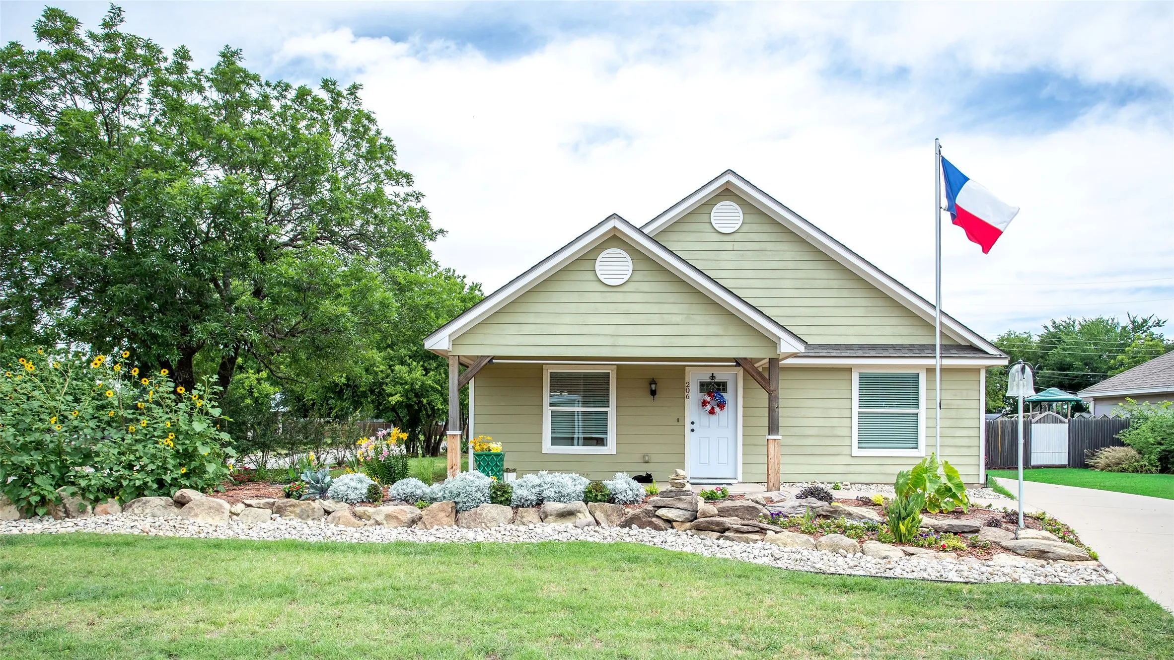 Single Family Residence For Sale in Young County , 206 W Oak, Olney, Texas 76374, 3 Bedroom, 2 Bathroom, Garage spaces, 1,312 Sqft, built in 2020, mls#21287968, Real Estate Agent in Olney, Homes For Sale in Young county, Homes For Sale in Olney, Realtor in Olney Texas, Real Estate Brokerage Independent Realty Texas, Luminita Cordes Realtor