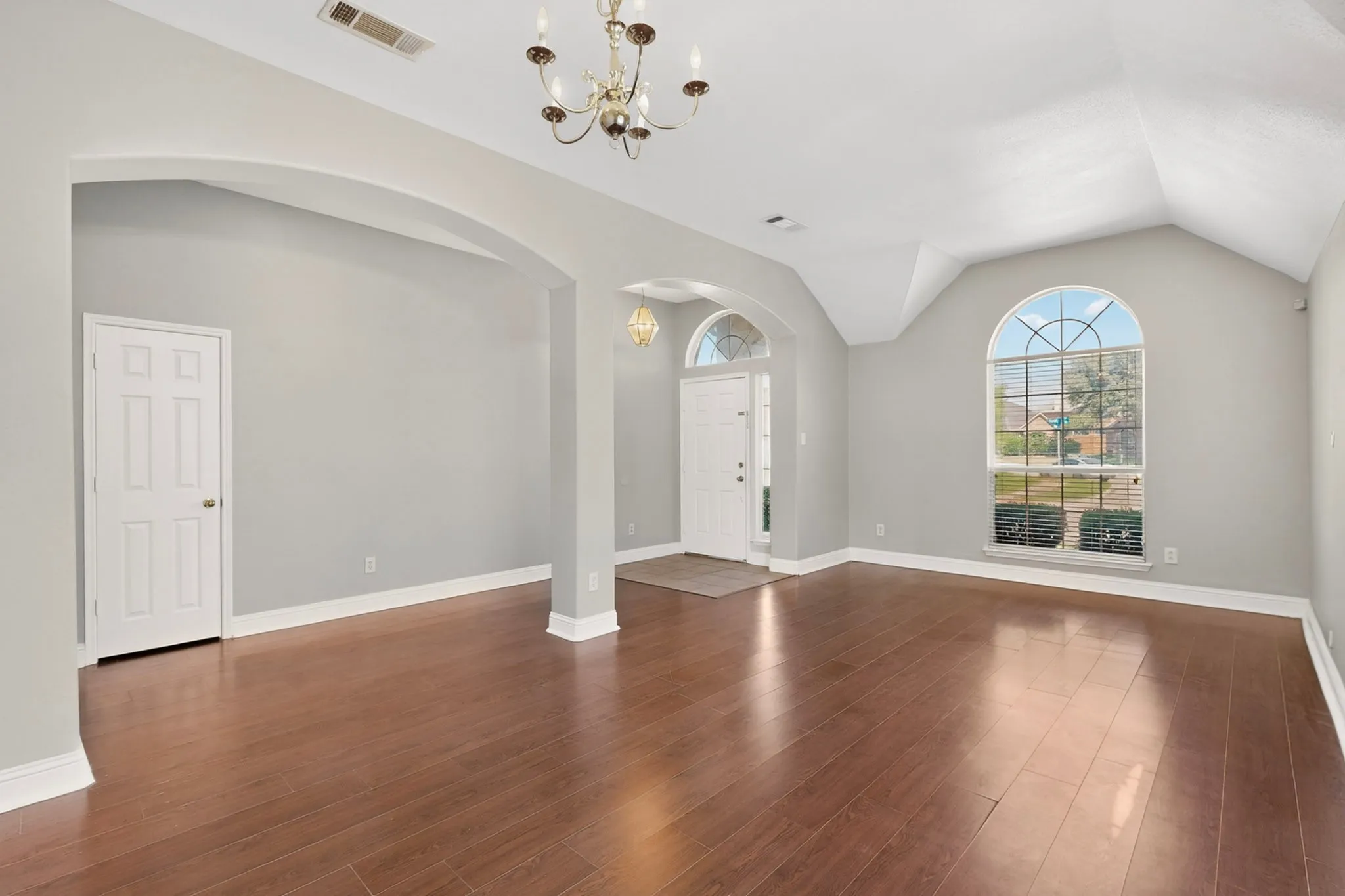 Single Family Residence For Sale in Tarrant County , 7911 Decoy Drive, Arlington, Texas 76002, 4 Bedroom, 2 Bathroom, 2 Garage spaces, 2,355 Sqft, built in 2004, mls#21280837, Real Estate Agent in Arlington, Homes For Sale in Tarrant county, Homes For Sale in Arlington, Realtor in Arlington Texas, Real Estate Brokerage Independent Realty Texas, Luminita Cordes Realtor