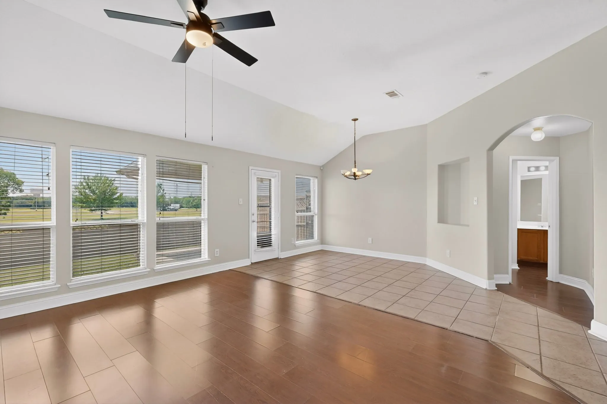 Single Family Residence For Sale in Tarrant County , 7911 Decoy Drive, Arlington, Texas 76002, 4 Bedroom, 2 Bathroom, 2 Garage spaces, 2,355 Sqft, built in 2004, mls#21280837, Real Estate Agent in Arlington, Homes For Sale in Tarrant county, Homes For Sale in Arlington, Realtor in Arlington Texas, Real Estate Brokerage Independent Realty Texas, Luminita Cordes Realtor