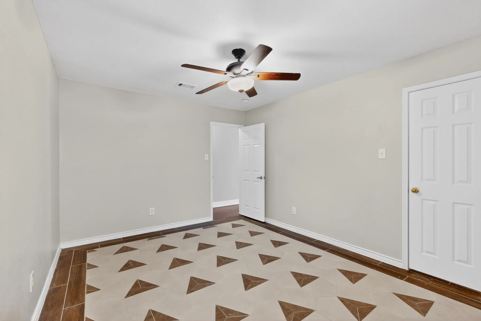 Single Family Residence For Sale in Tarrant County , 7911 Decoy Drive, Arlington, Texas 76002, 4 Bedroom, 2 Bathroom, 2 Garage spaces, 2,355 Sqft, built in 2004, mls#21280837, Real Estate Agent in Arlington, Homes For Sale in Tarrant county, Homes For Sale in Arlington, Realtor in Arlington Texas, Real Estate Brokerage Independent Realty Texas, Luminita Cordes Realtor